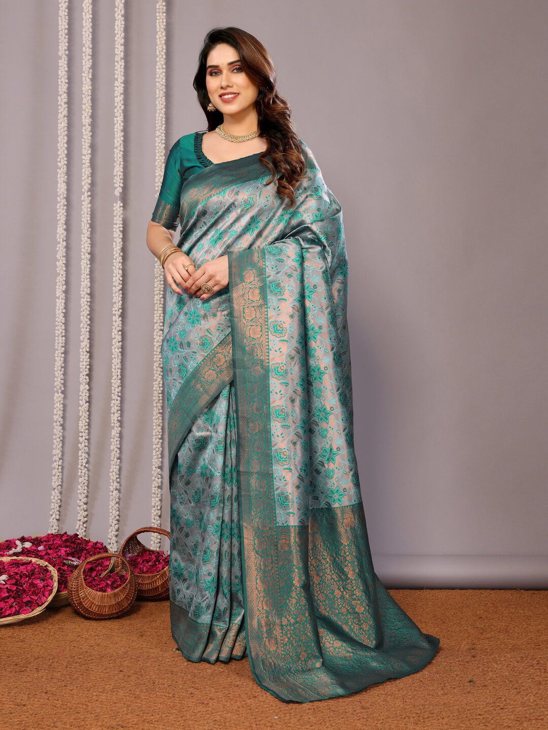 

REALLTREND Floral Woven Design Zari Banarasi Saree, Green