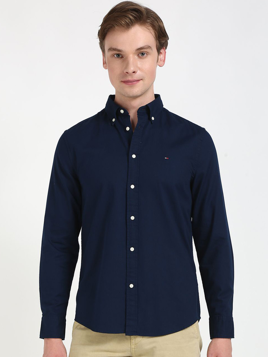 

Tommy Hilfiger Men Slim Fit Button-Down Collar Solid Cotton Casual Shirt, Navy blue