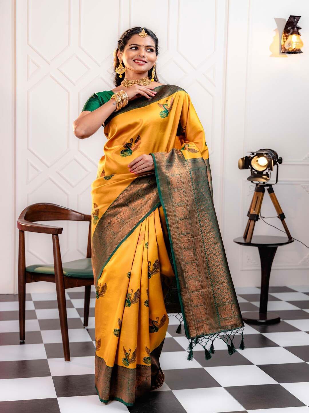 

REALLTREND Ethnic Motifs Woven Design Zari Banarasi Saree, Gold