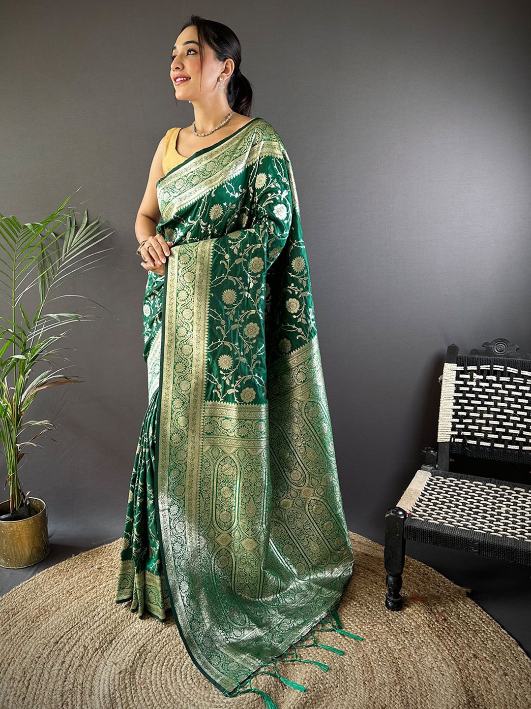 

Panzora Ethnic Motifs Woven Design Zari Banarasi Saree, Green