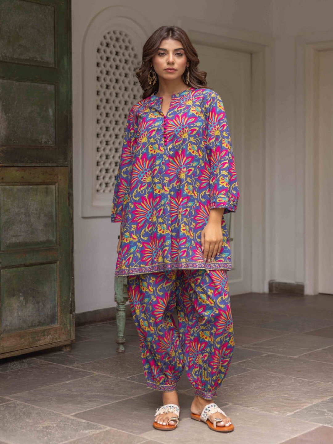 

Lookmark Floral Printed Mandarin Collar Straight Kurta With Salwar, Purple