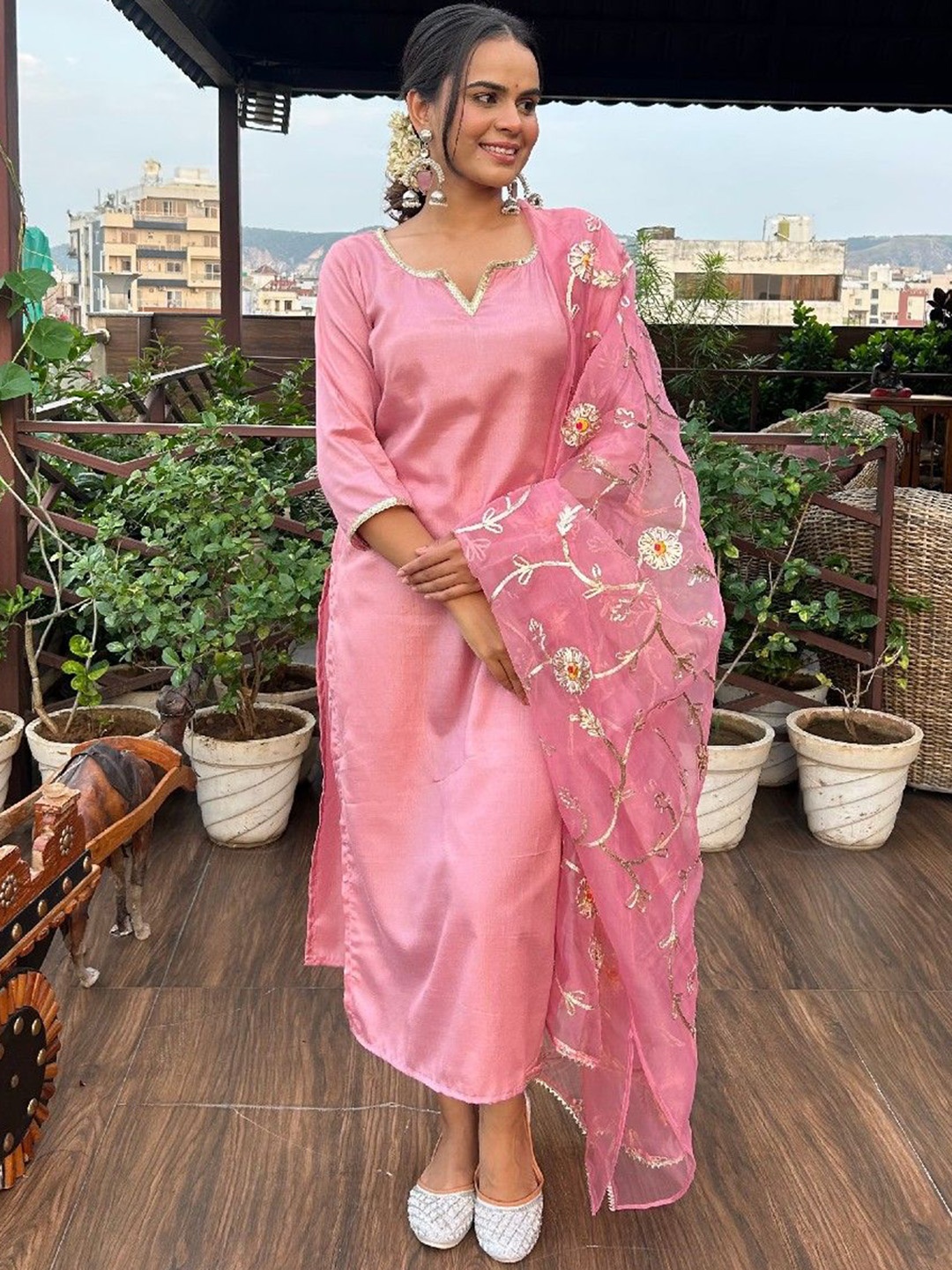 

LABEL KRISHA Notch-Neck Gotta Patti Straight Kurta With Trousers And Dupatta, Pink