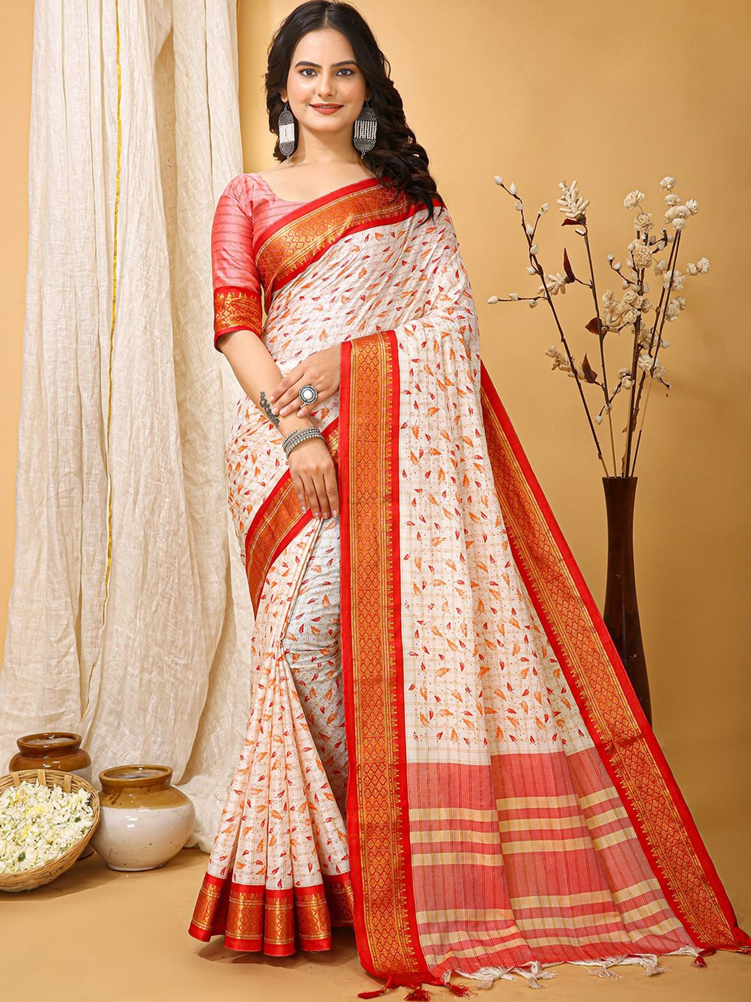 

Panzora Floral Printed Saree With Blouse Piece, Red