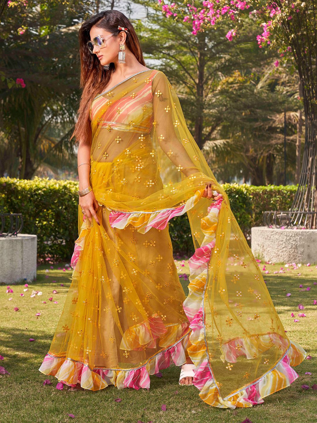 

BLEESBURY Embellished Sequinned Net Saree, Yellow