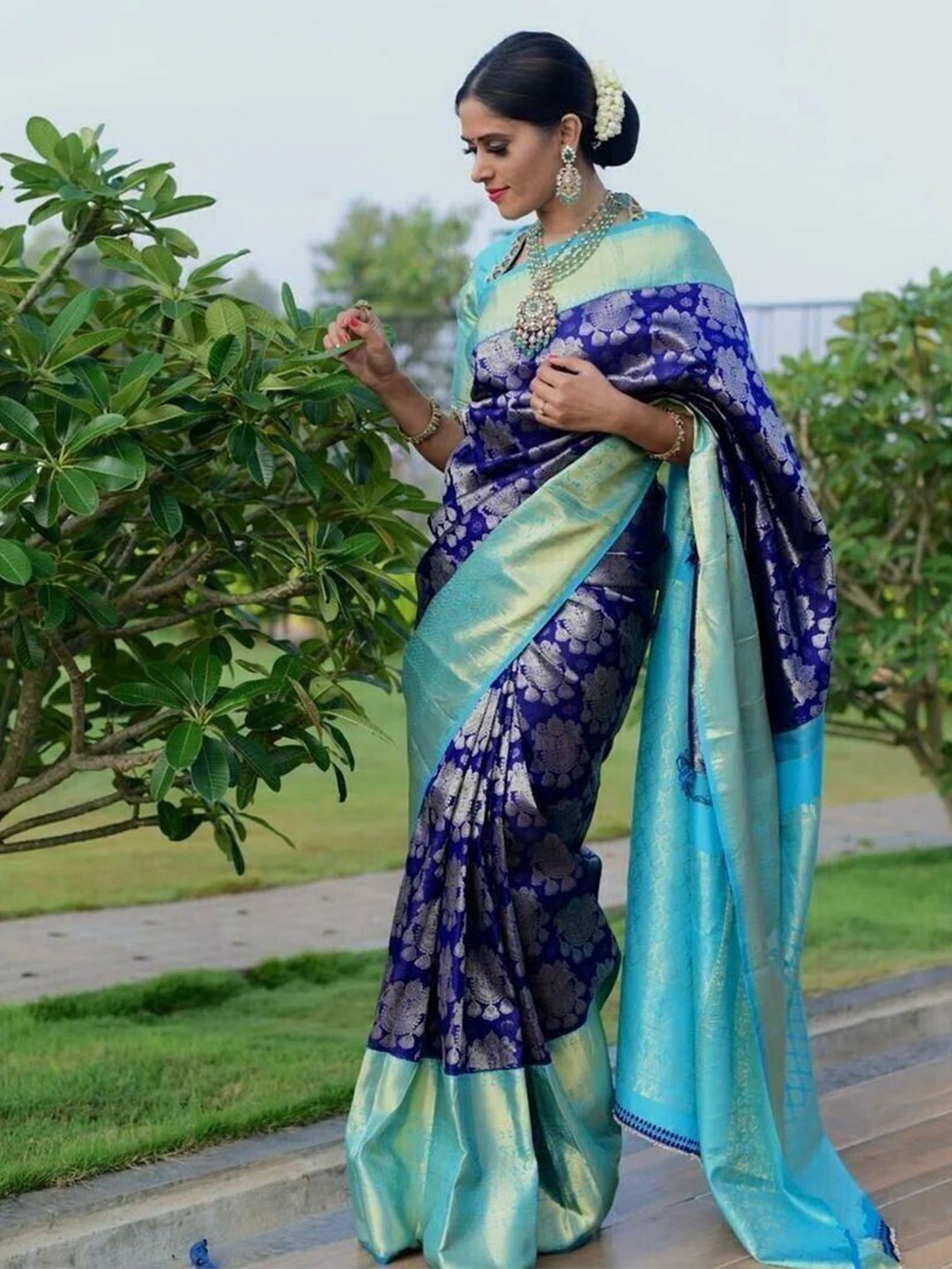 

Upalksh Floral Pure Cotton Kanjeevaram Saree, Blue