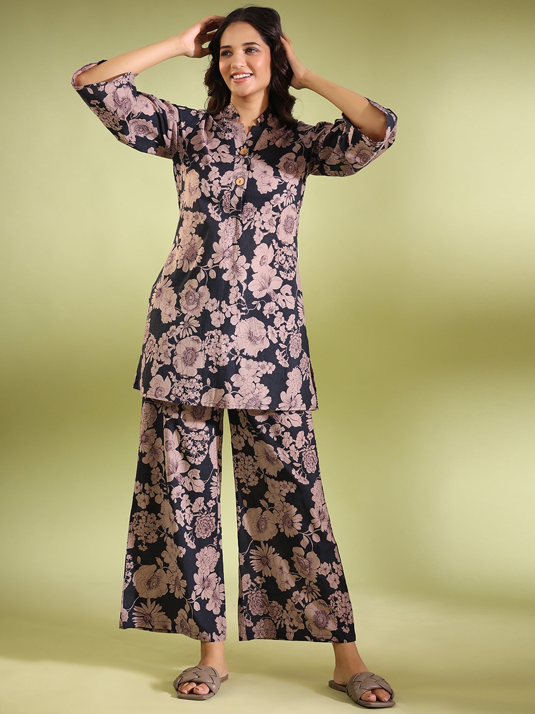 

Lookmark Floral Printed Mandarin Collar Straight Kurta with Palazzos, Black