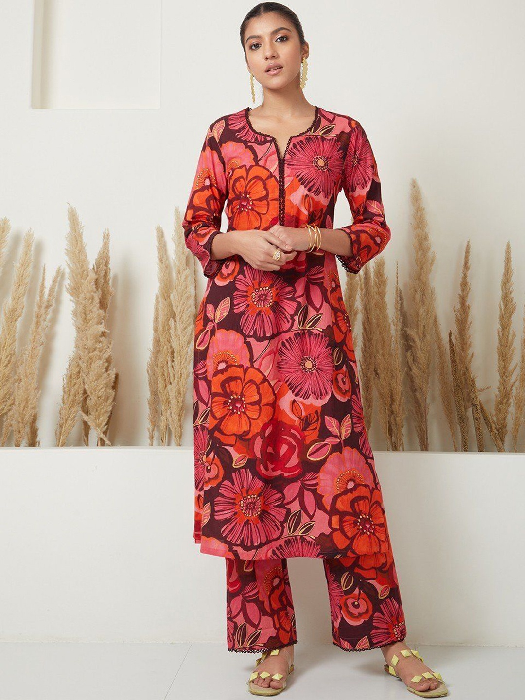 

Lookmark Floral Printed Notch Neck Straight Kurta With Palazzo, Red