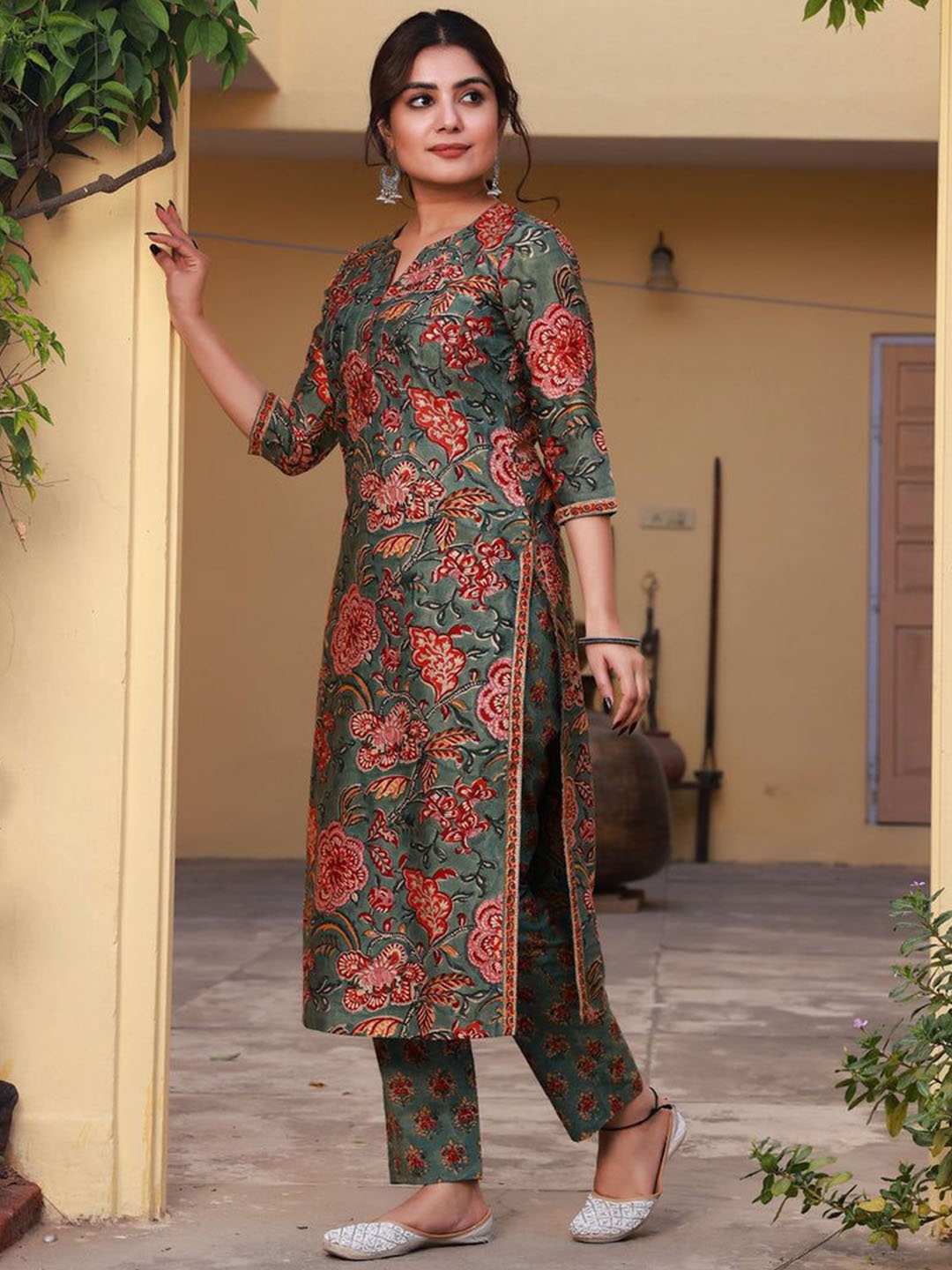 

Lookmark Floral Printed Notch-Neck Straight Kurta With Trousers, Green