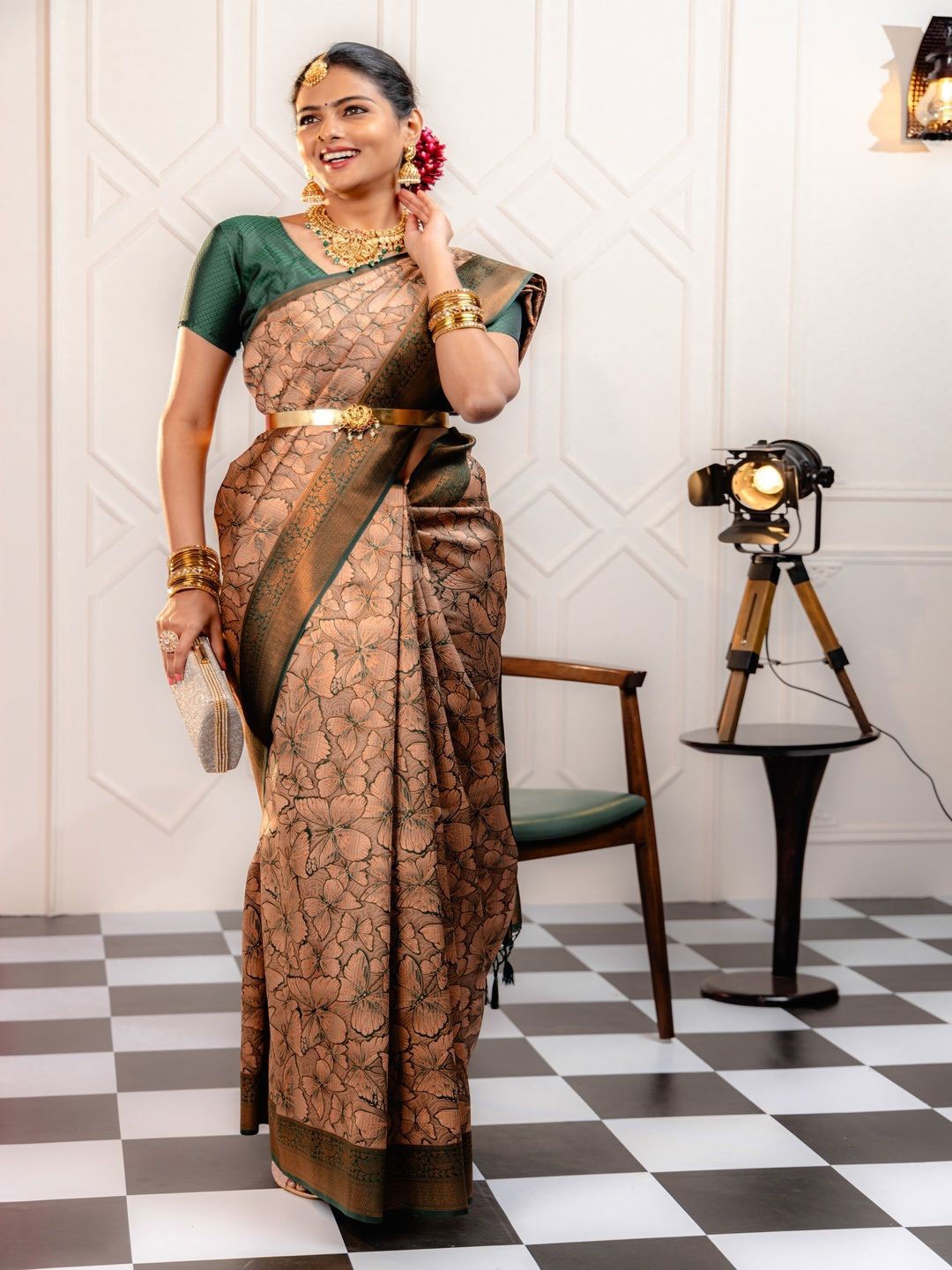 

REALLTREND Woven Design Zari Banarasi Saree, Beige
