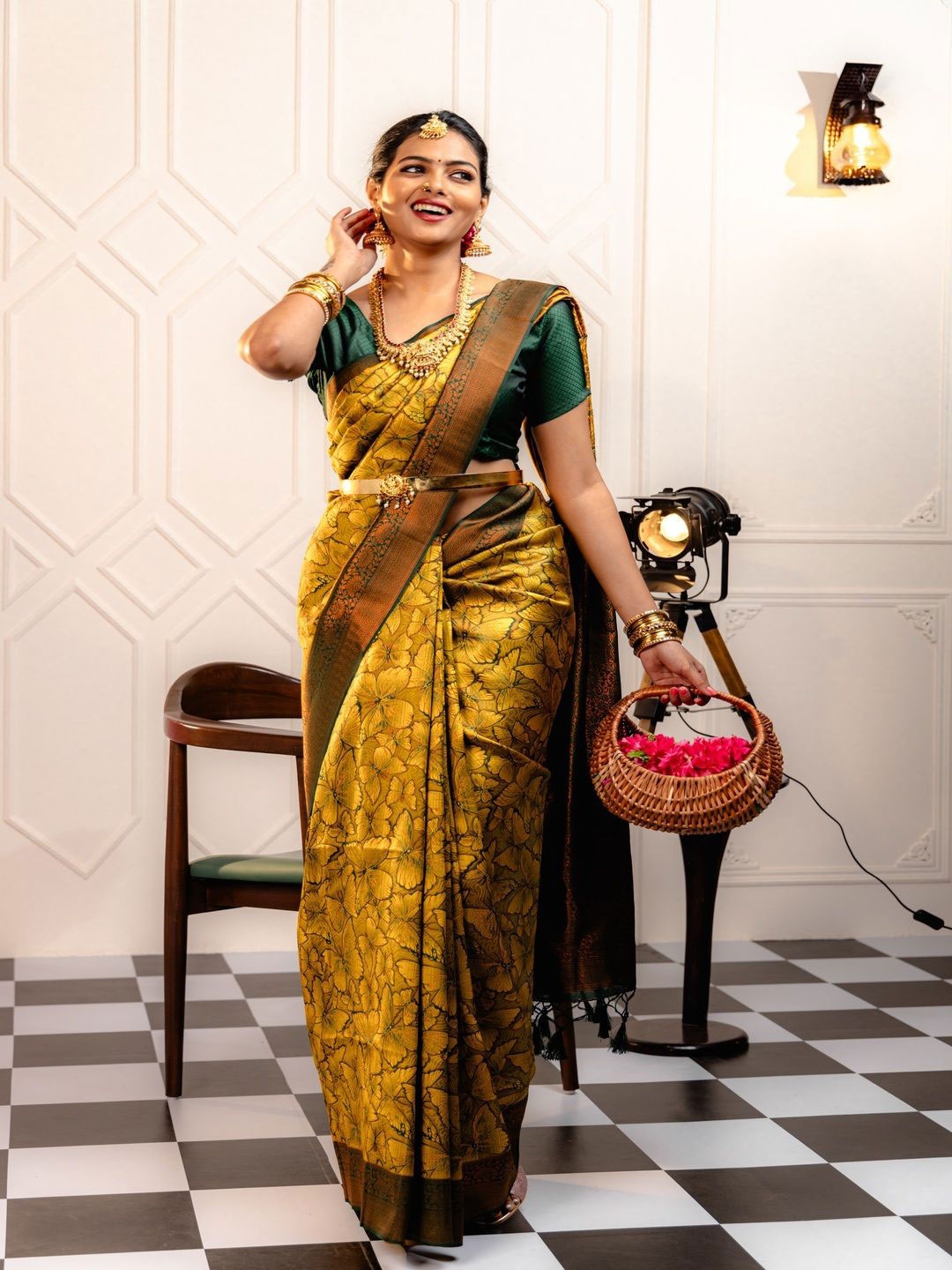 

REALLTREND Woven Design Zari Banarasi Saree, Yellow