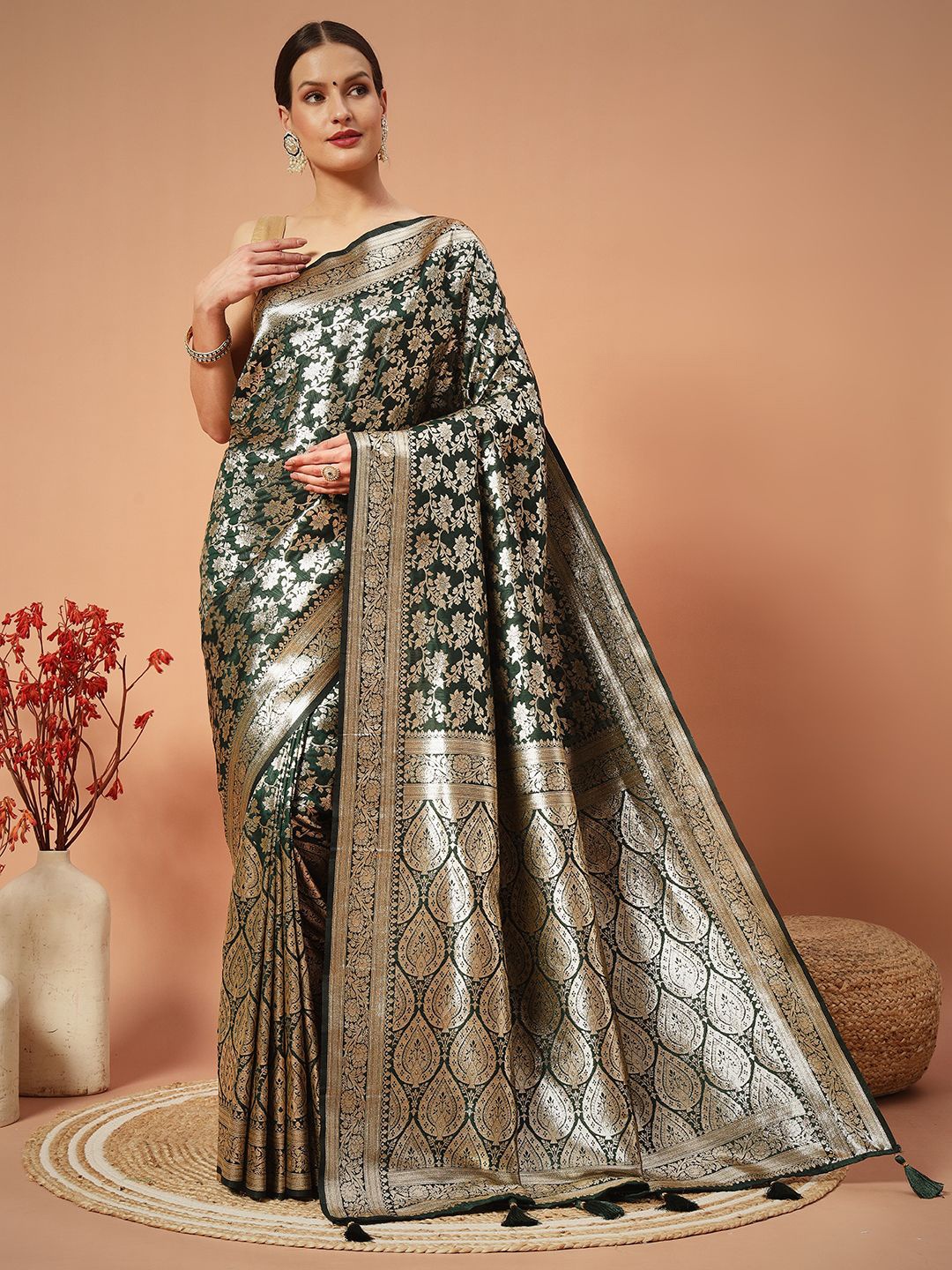 

SWAMI STUDIO Woven Design Pure Silk Banarasi Saree, Green