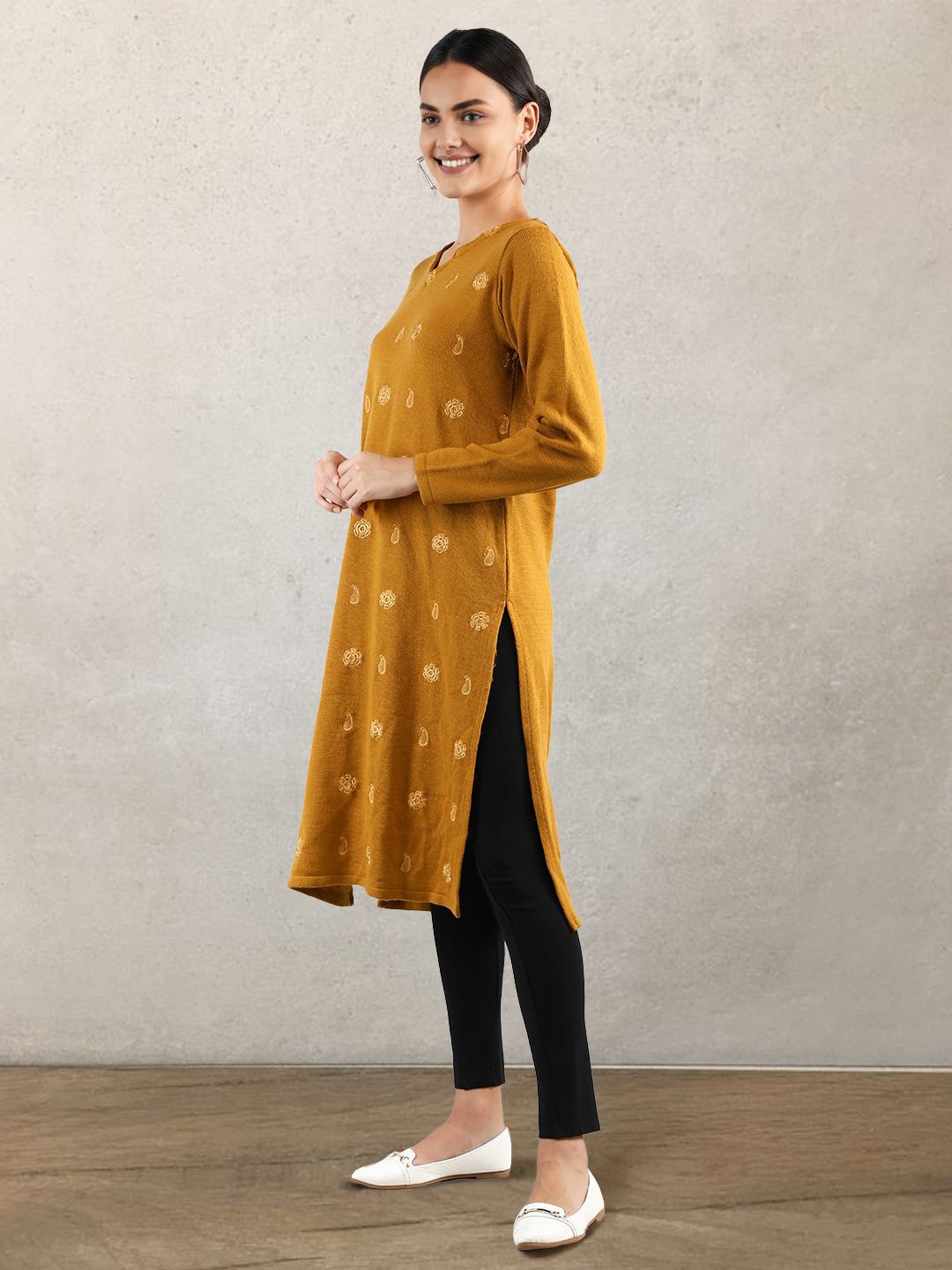 

CHKOKKO Paisley Embroidered Woollen Kurta, Mustard