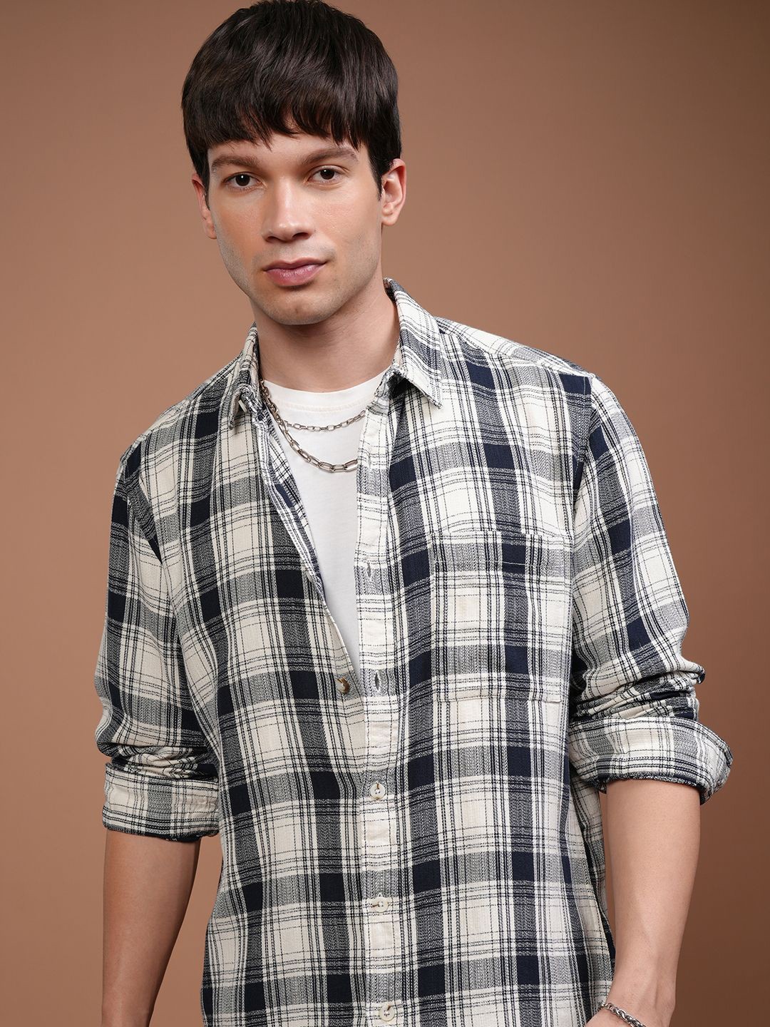 

HIGHLANDER Men Relaxed Fit Cutaway Collar Gingham Checked Cotton Casual Shirt, Cream