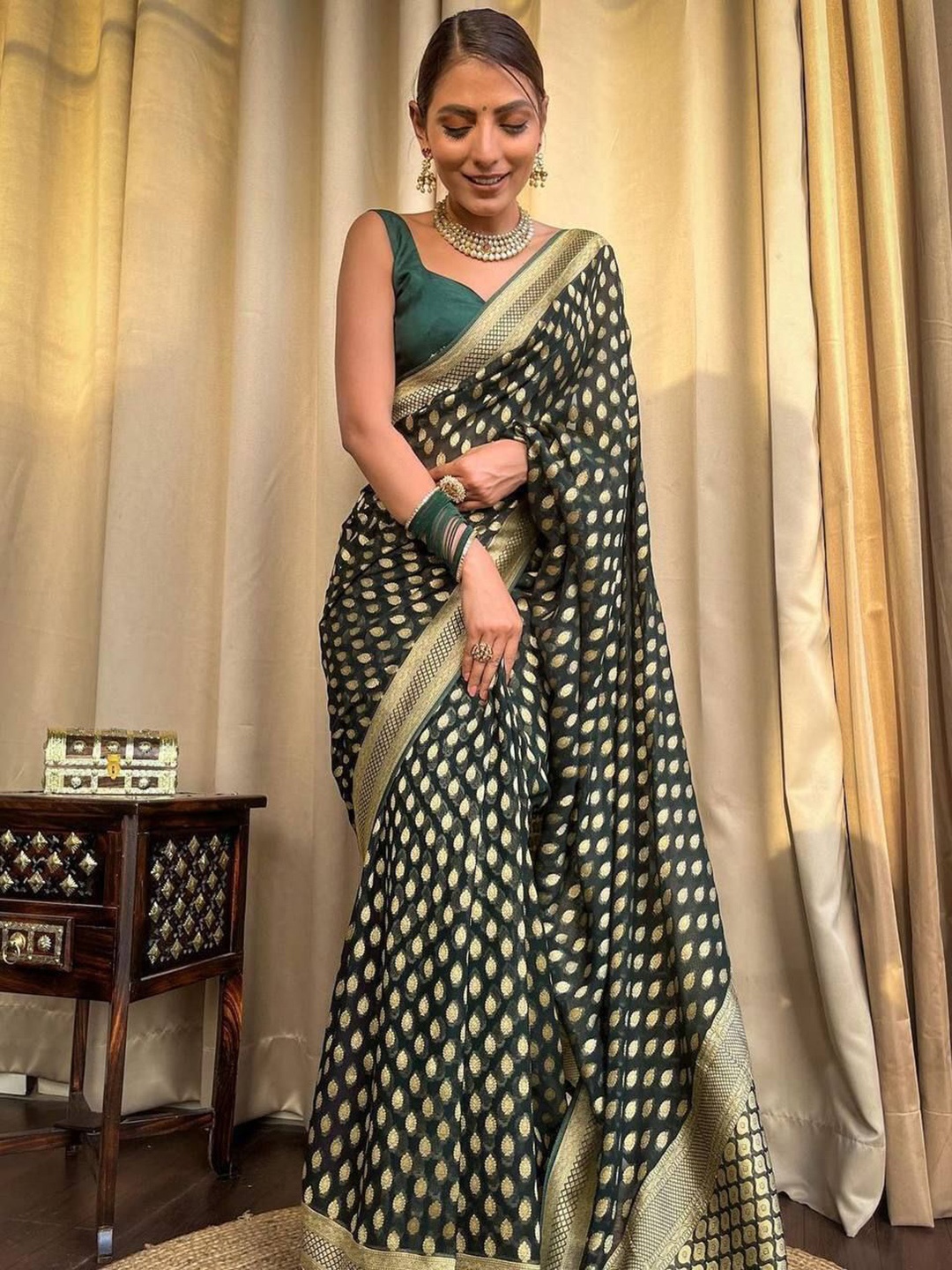 

Upalksh Ethnic Motifs Woven Design Zari Kanjeevaram Saree, Green