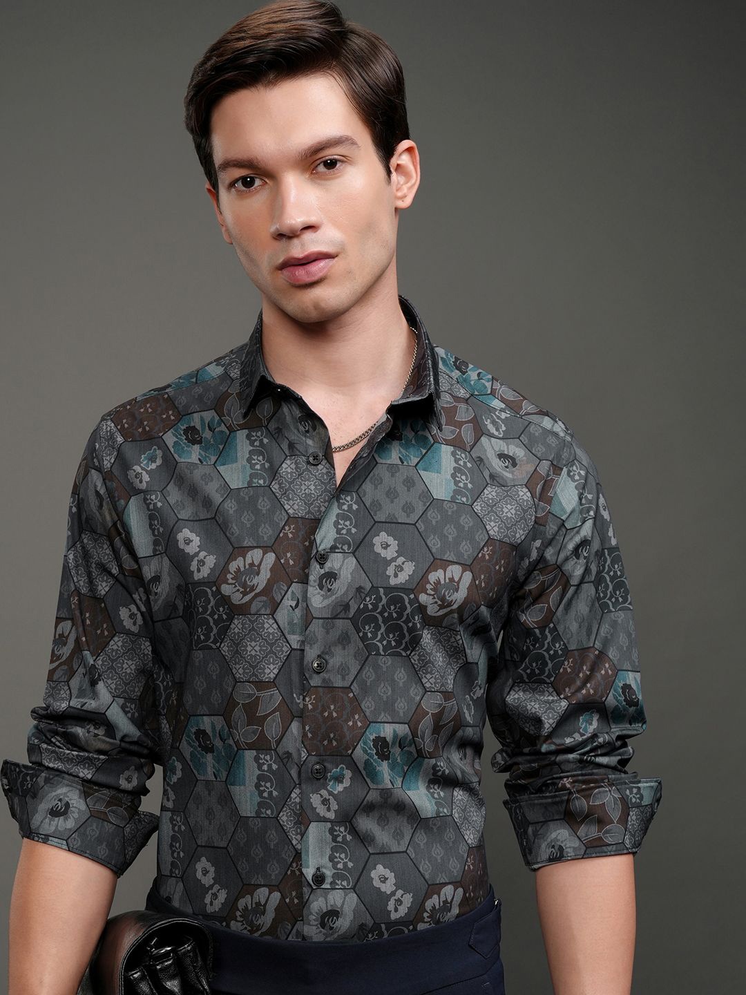 

HIGHLANDER Men Slim Fit Cutaway Collar Floral Printed Casual Shirt, Grey