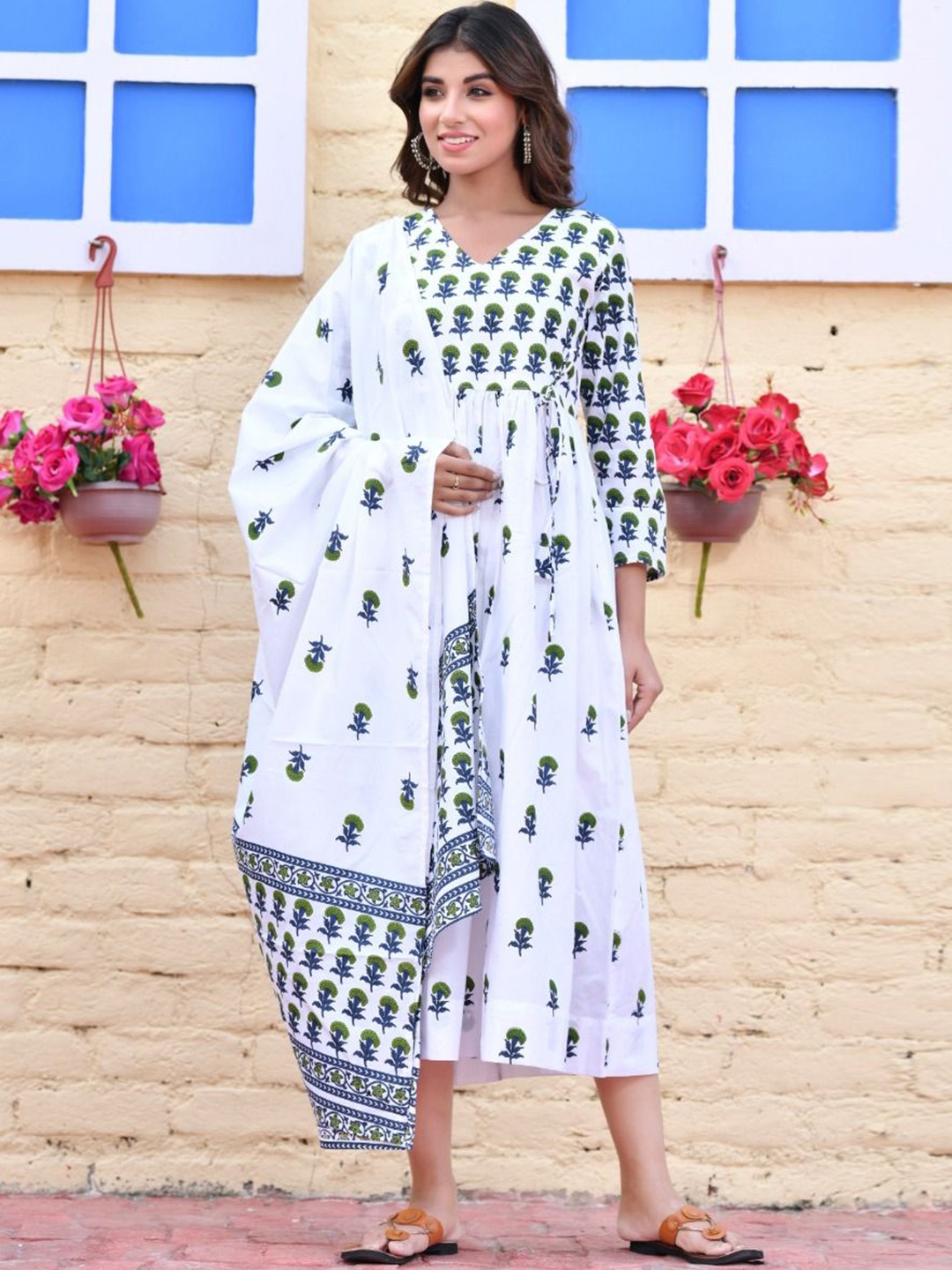 

ao services Floral Printed A-Line Kurta With Dupatta, White