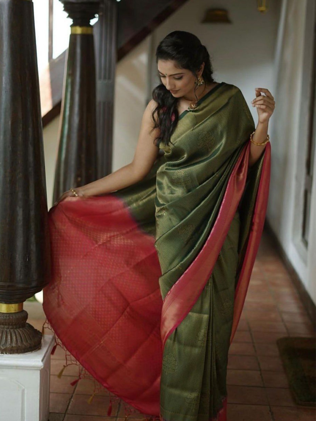 

Upalksh Ethnic Motifs Woven Design Zari Kanjeevaram Saree, Green