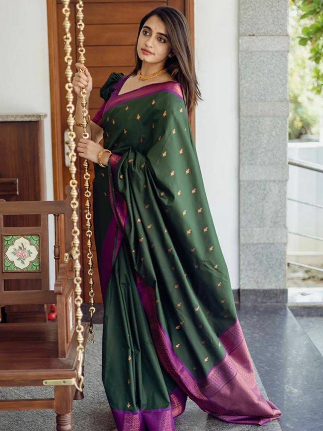 

Upalksh Woven Design Zari Jamdani Saree, Green