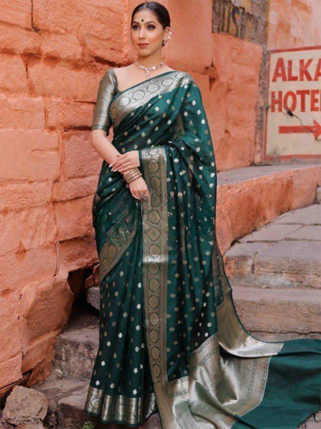 

Upalksh Woven Design Zari Pure Cotton Patola Saree, Green