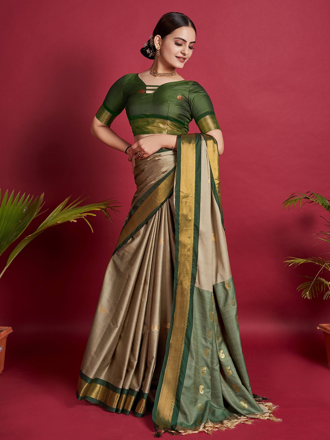 

Upalksh Woven Design Zari Banarasi Saree, Grey