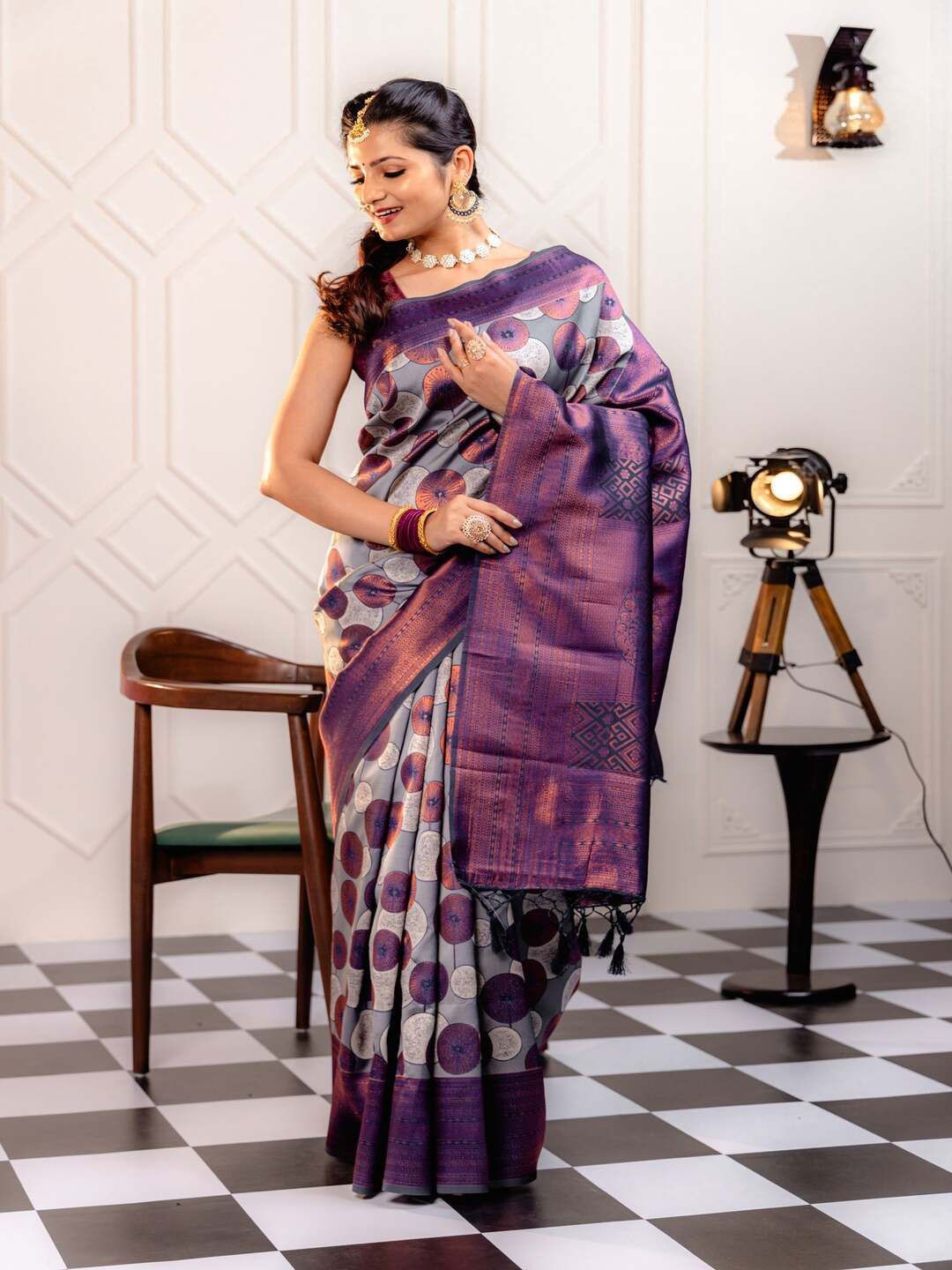 

REALLTREND Woven Design Zari Banarasi Saree, Blue