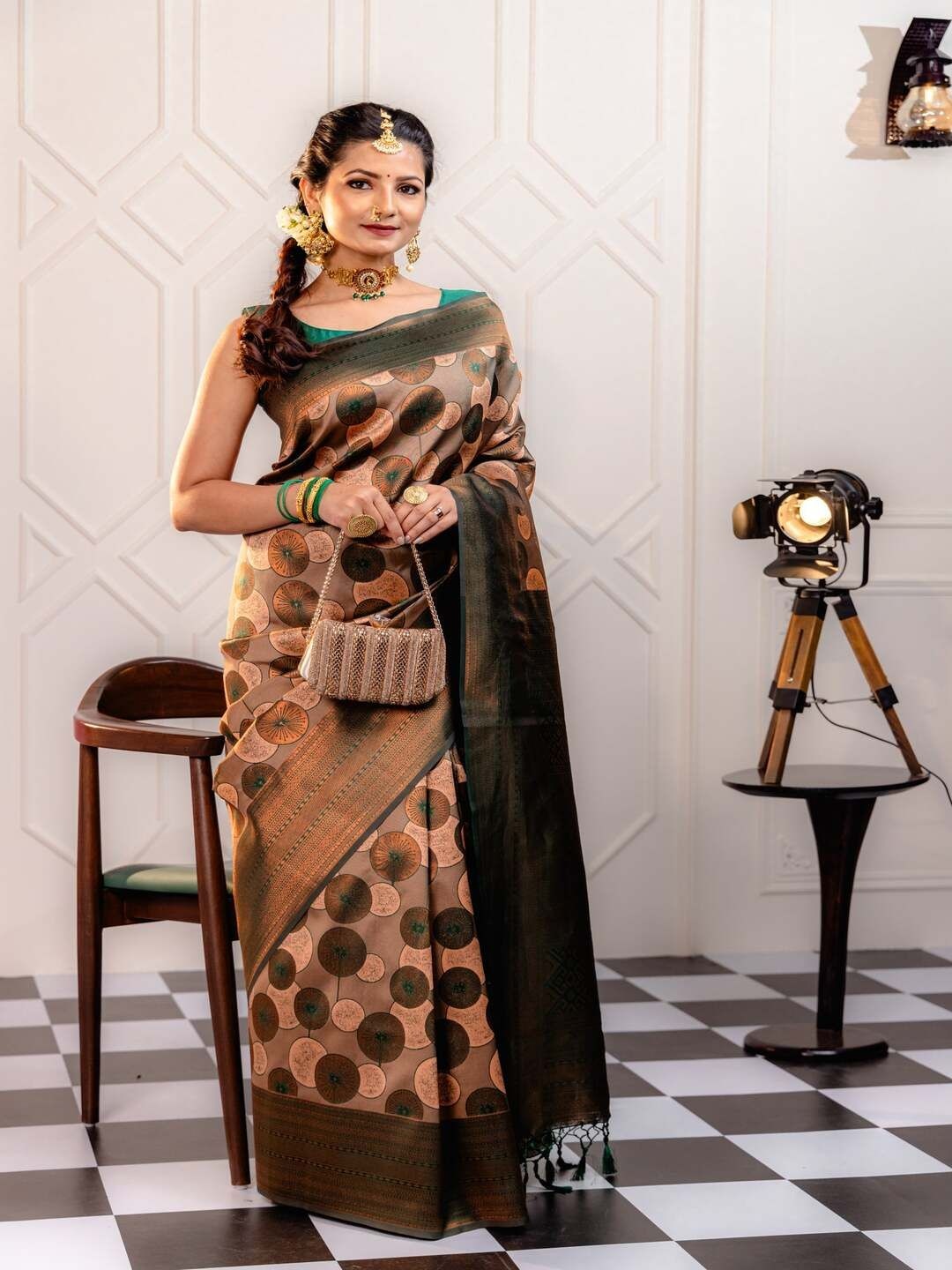 

REALLTREND Woven Design Zari Banarasi Saree, Peach