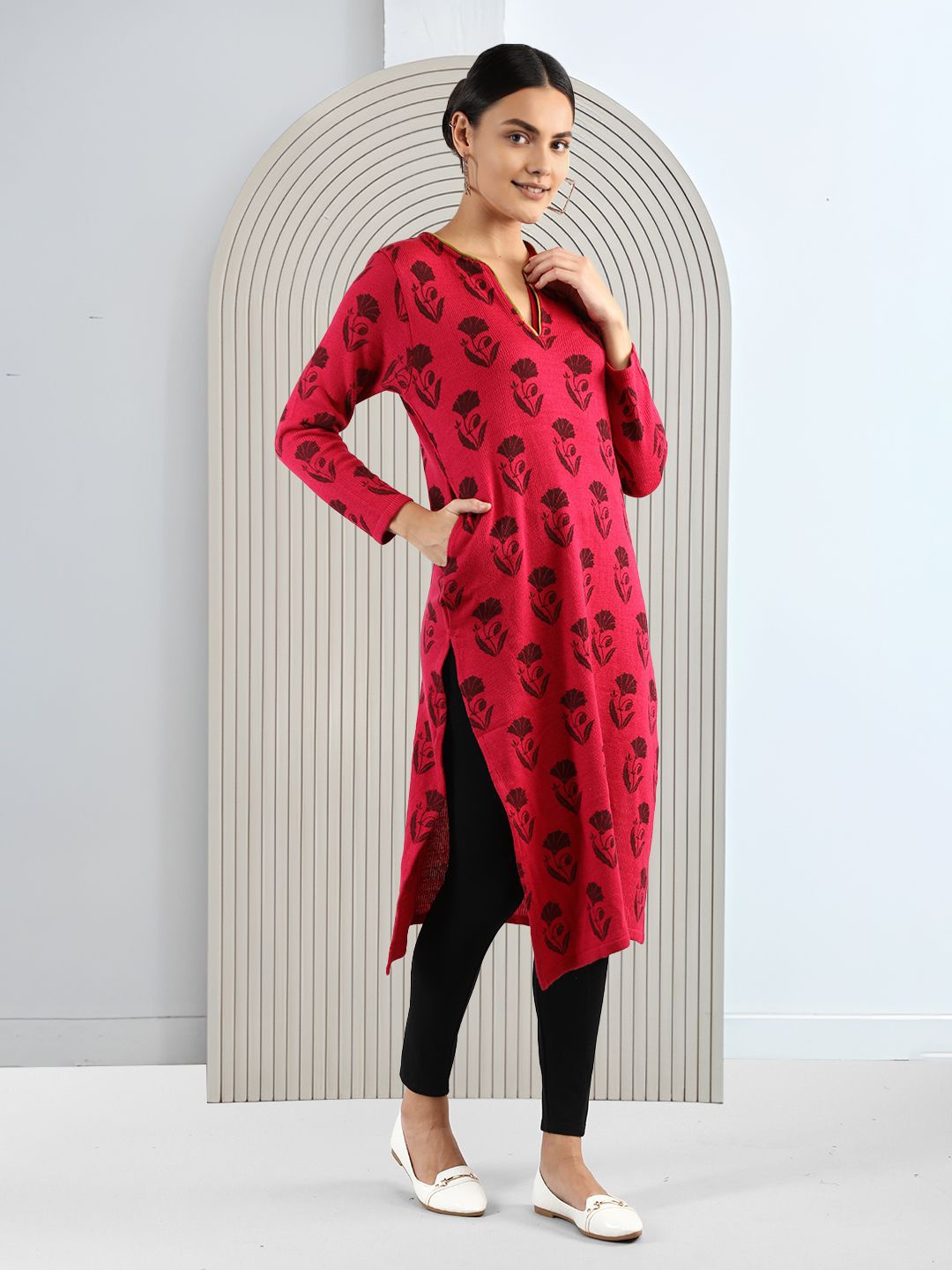 

CHKOKKO Women Floral Woven Design Woollen Straight Kurta, Pink