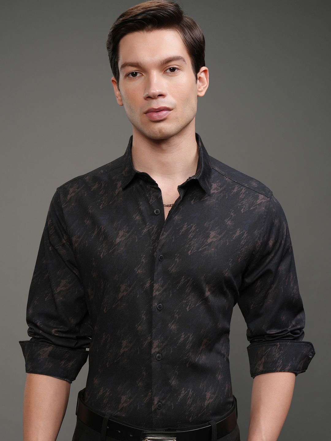 

HIGHLANDER Men Slim Fit Cutaway Collar Abstract Printed Casual Shirt, Black