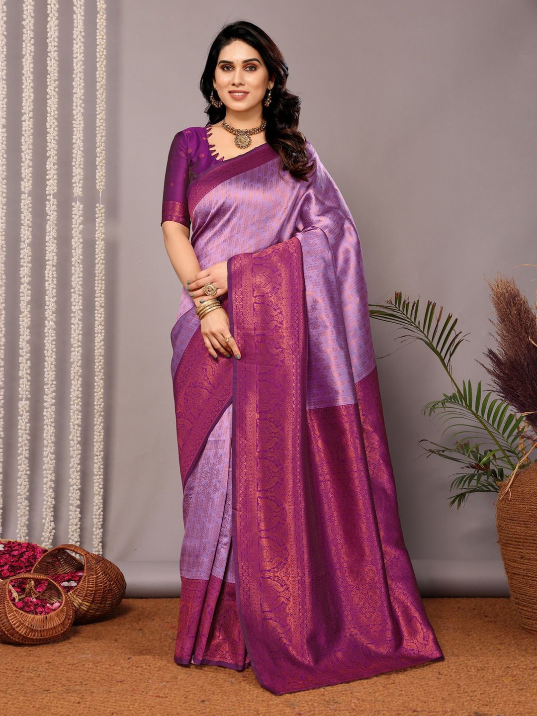 

REALLTREND Woven Design Zari Banarasi Saree, Lavender
