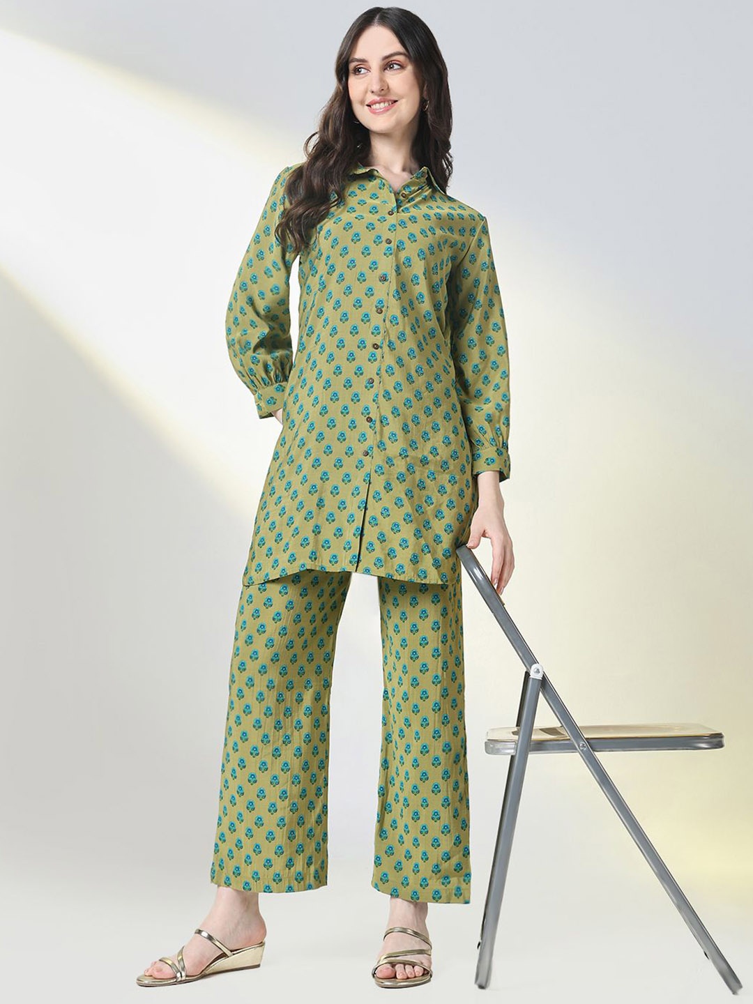 

SHOWOFF Women Floral Printed Regular Kurta with Trousers, Green