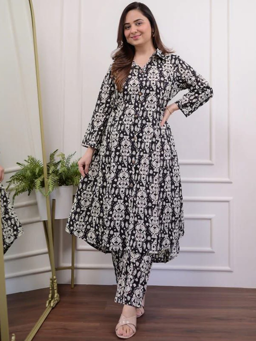 

AARYAHI Women Ethnic Motifs Printed Regular Pure Cotton Kurta with Trousers, Black