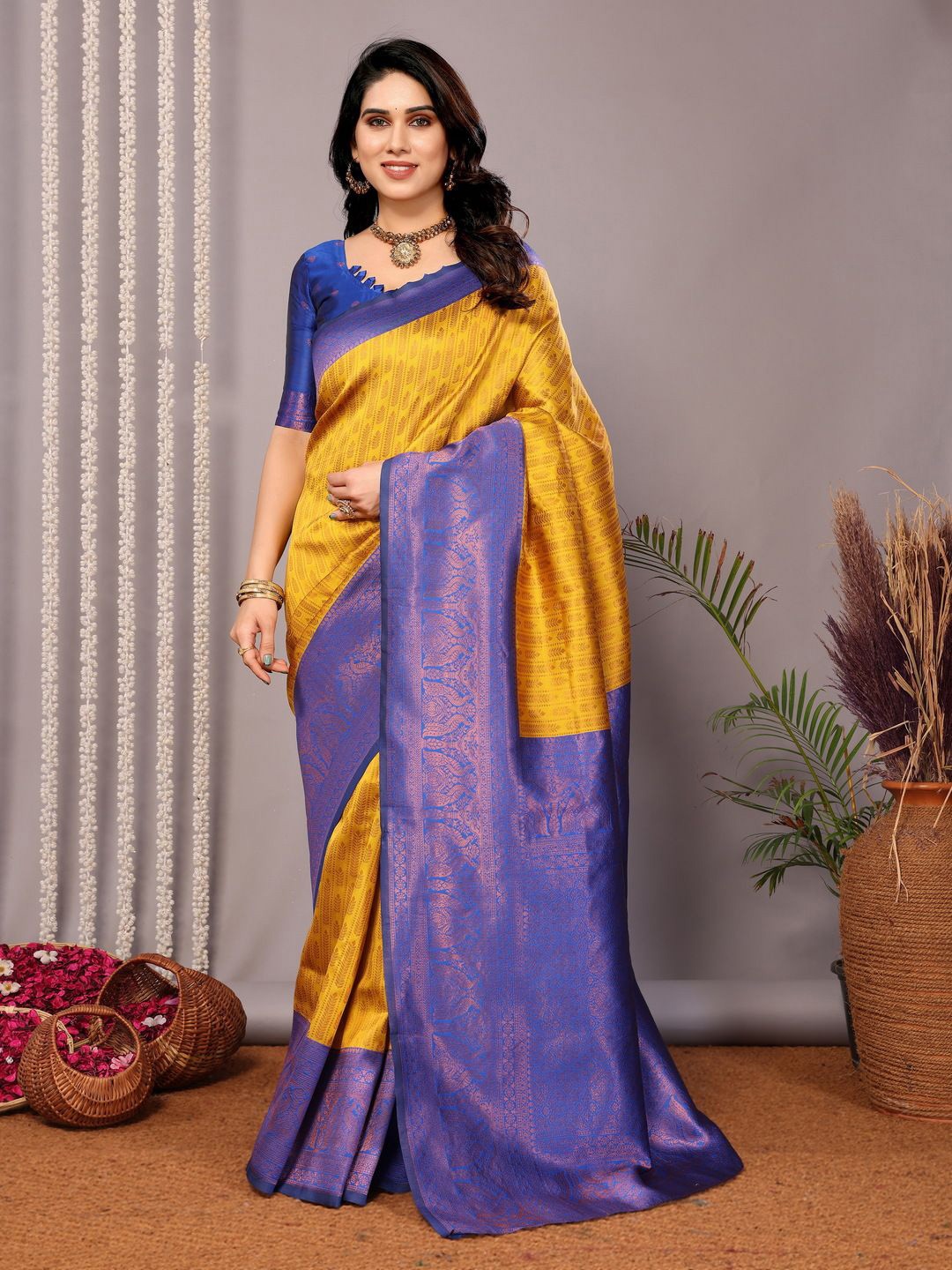 

REALLTREND Woven Design Zari Banarasi Saree, Mustard