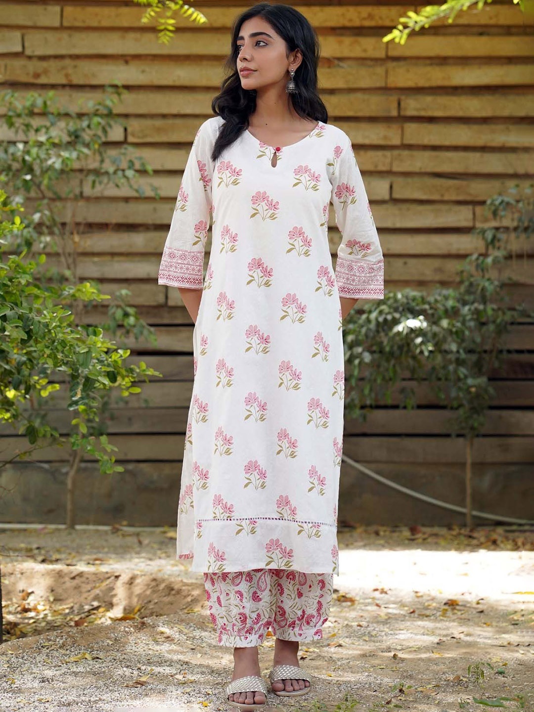 

Lookmark Floral Printed Keyhole Neck Straight Kurta With Salawar, White