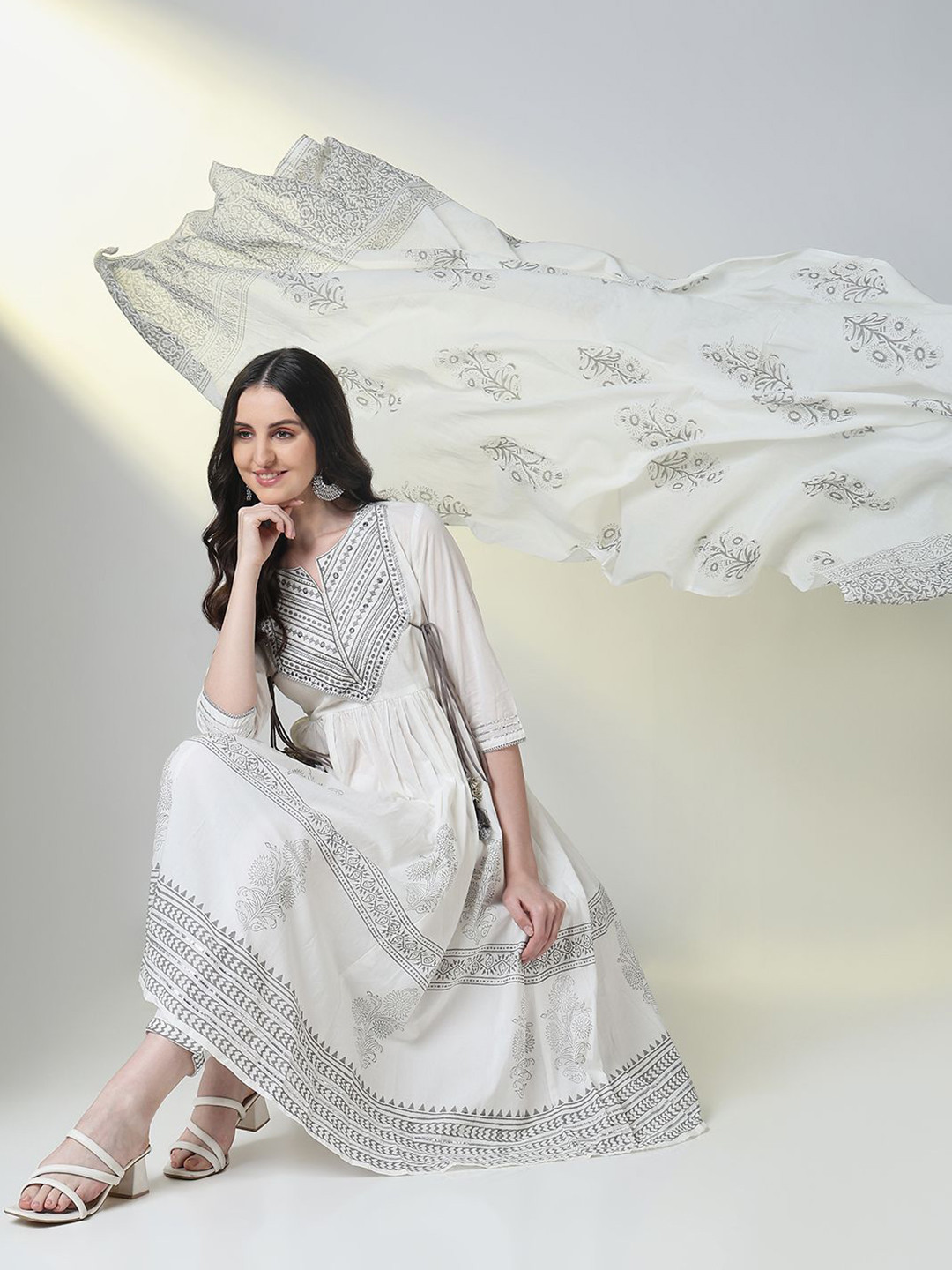 

SHOWOFF Ethnic Motifs Printed Empire Thread Work Notch Neck Anarkali Kurta Set, White