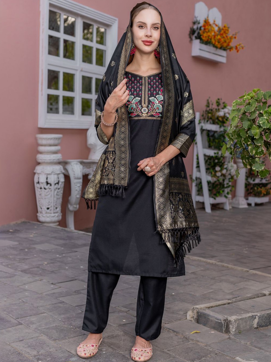 

zinzraa Floral Embroidered Silk Blend Sweetheart Neck Kurta With Trousers And Dupatta, Black