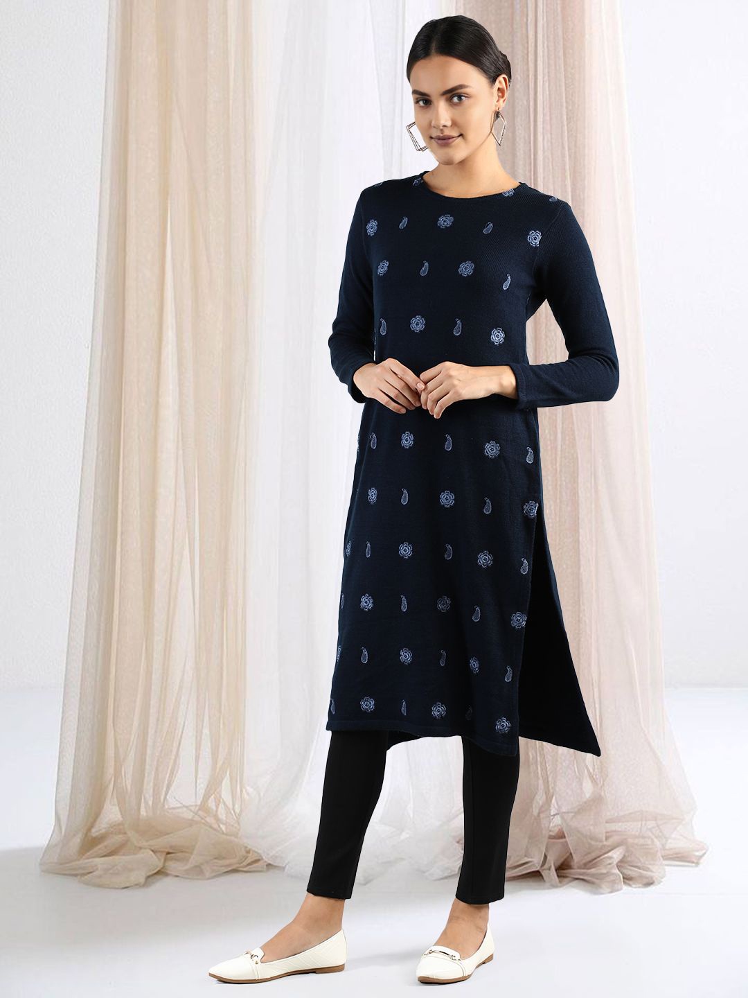 

CHKOKKO Women Paisley Woven Design Woollen Straight Kurta, Navy blue