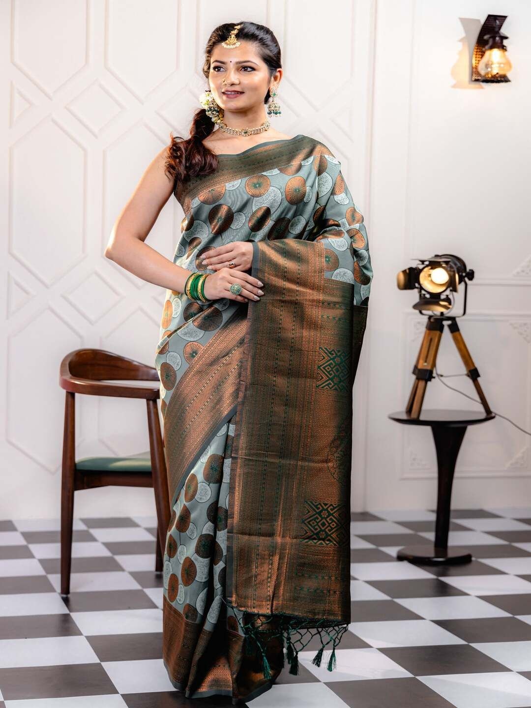 

REALLTREND Woven Design Zari Banarasi Saree, Green