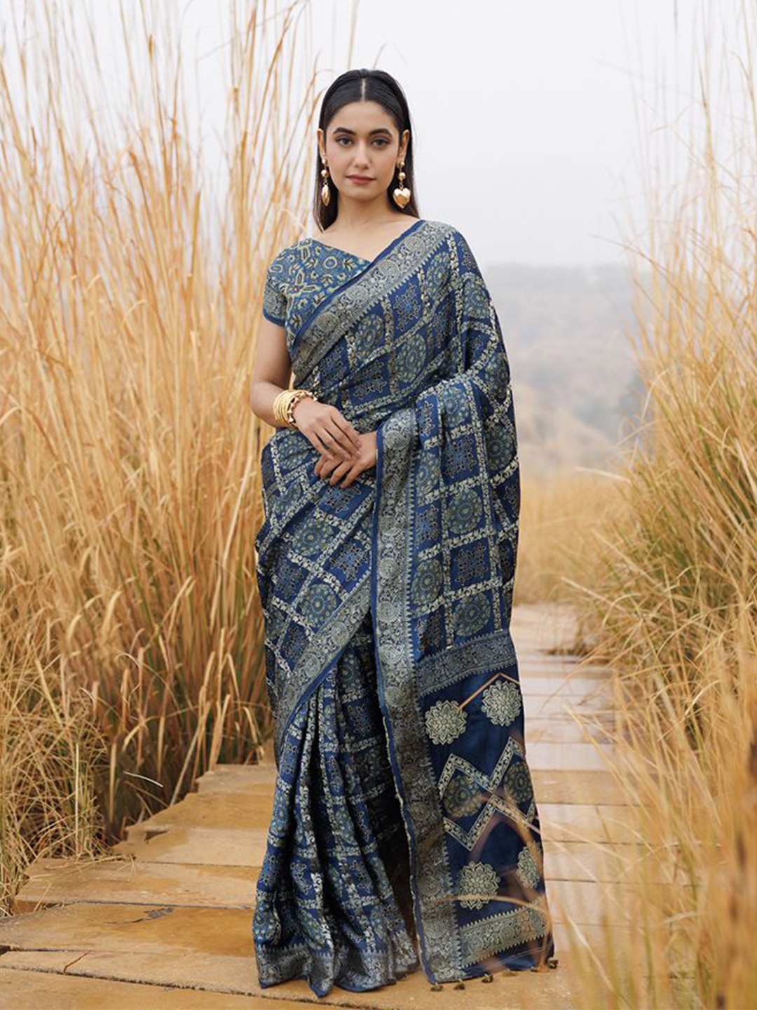 

Geroo Luxe Ethnic Motifs Woven Design Zari Pure Silk Bandhani Saree, Blue