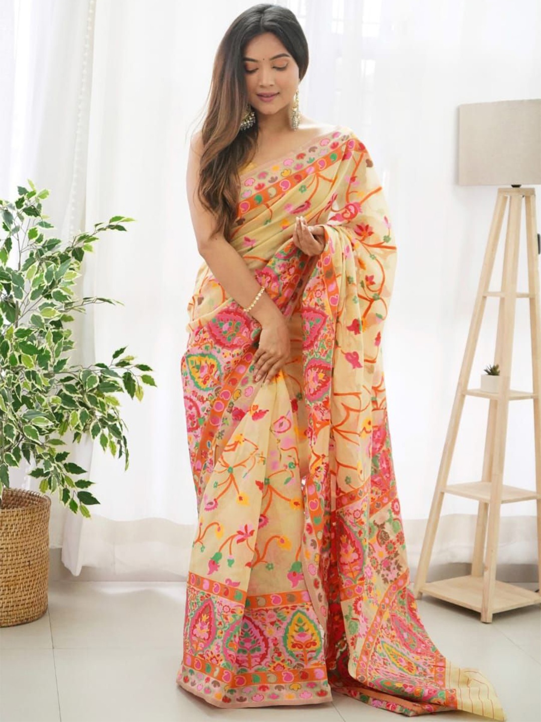 

Aavisa Queency Woven Design Banarasi Saree, Yellow