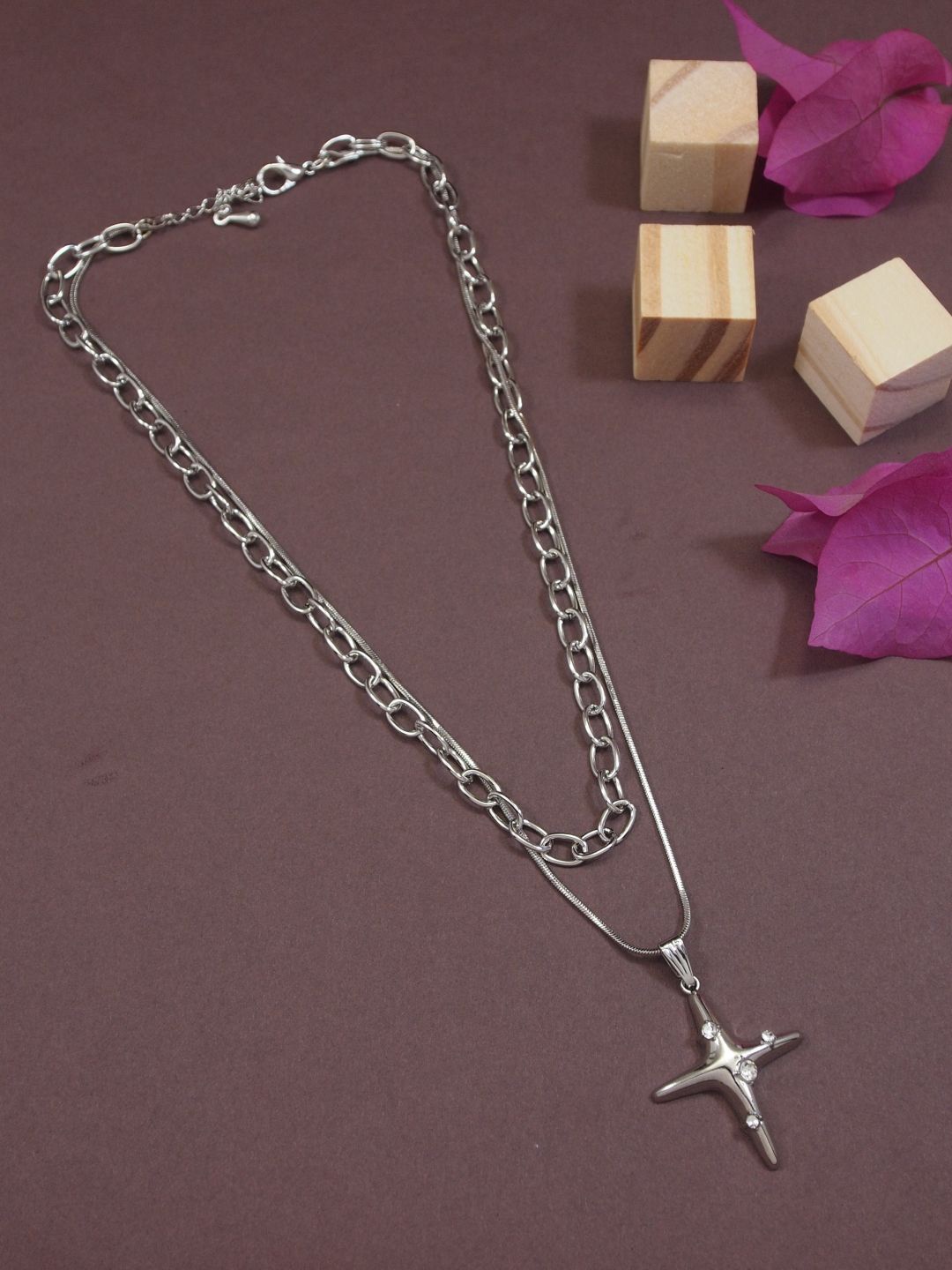 

V FASHION JEWELLERY Silver-Plated Handcrafted Necklace
