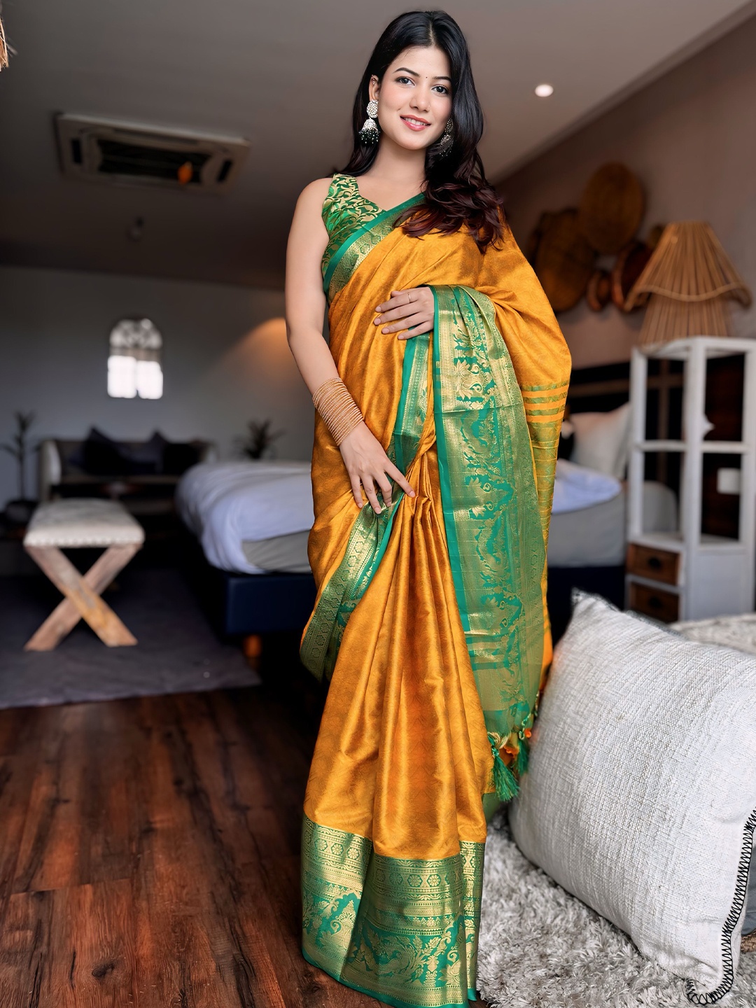 

WINKLECART Woven Design Zari Saree, Gold