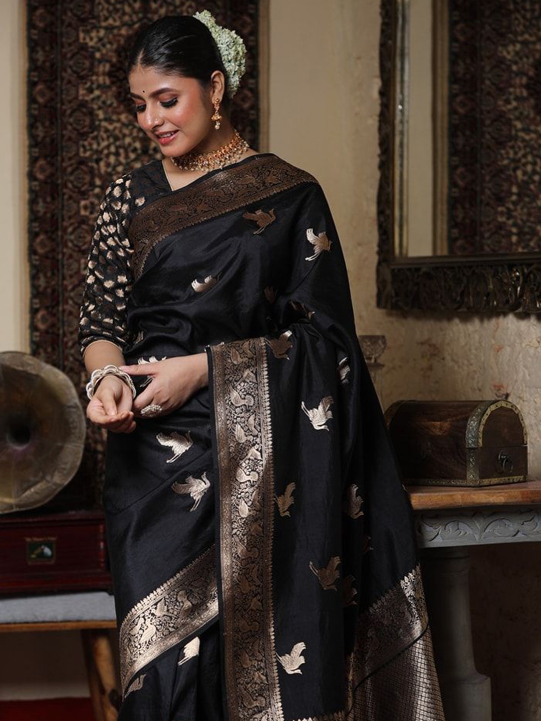 

ZIKARAA Woven Design Zari Pure Silk Banarasi Saree, Black