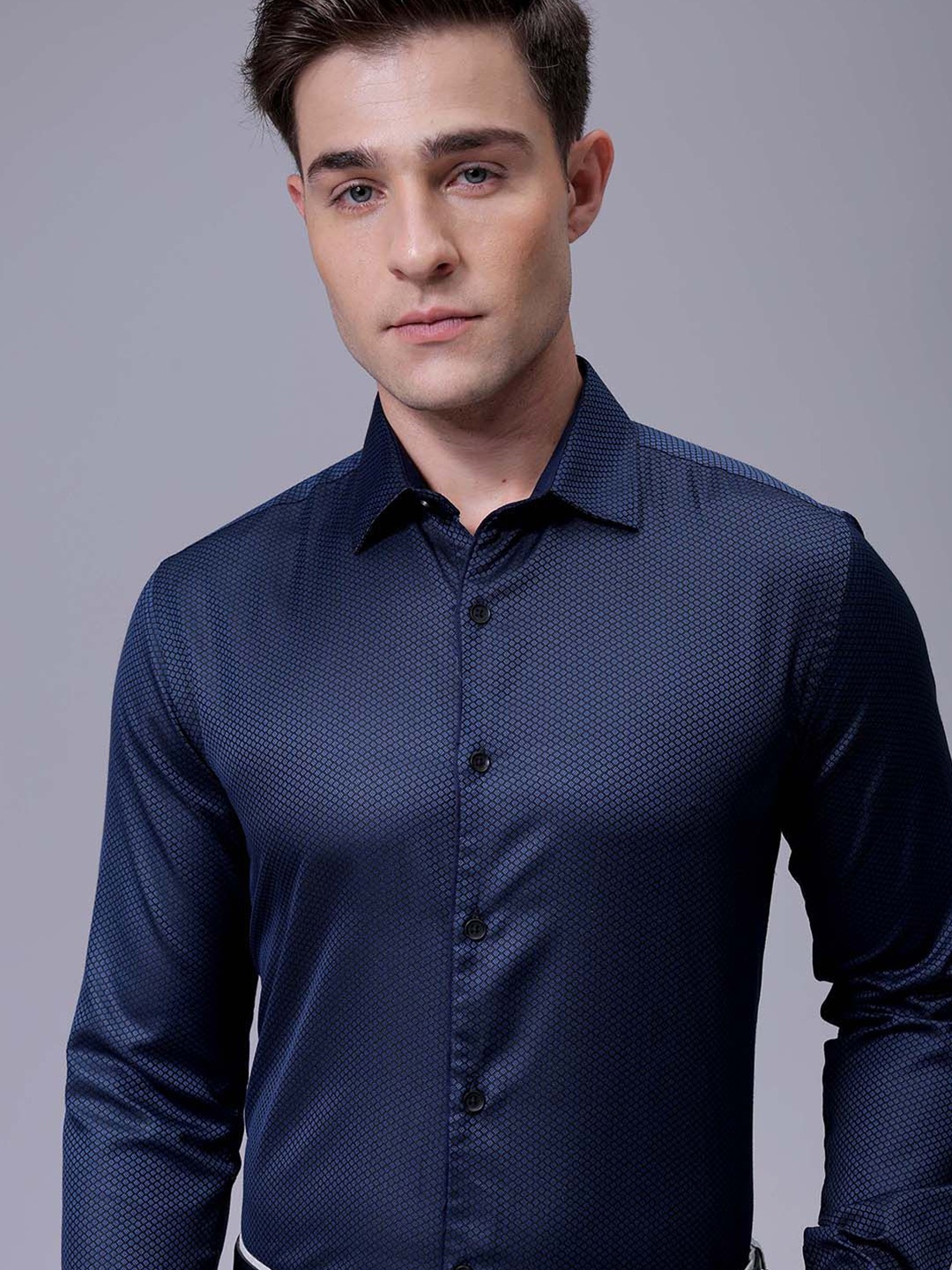 

The Indian Garage Co. X Luxe Men Slim Fit Cutaway Collar Micro Ditsy Printed Formal Shirt, Navy blue