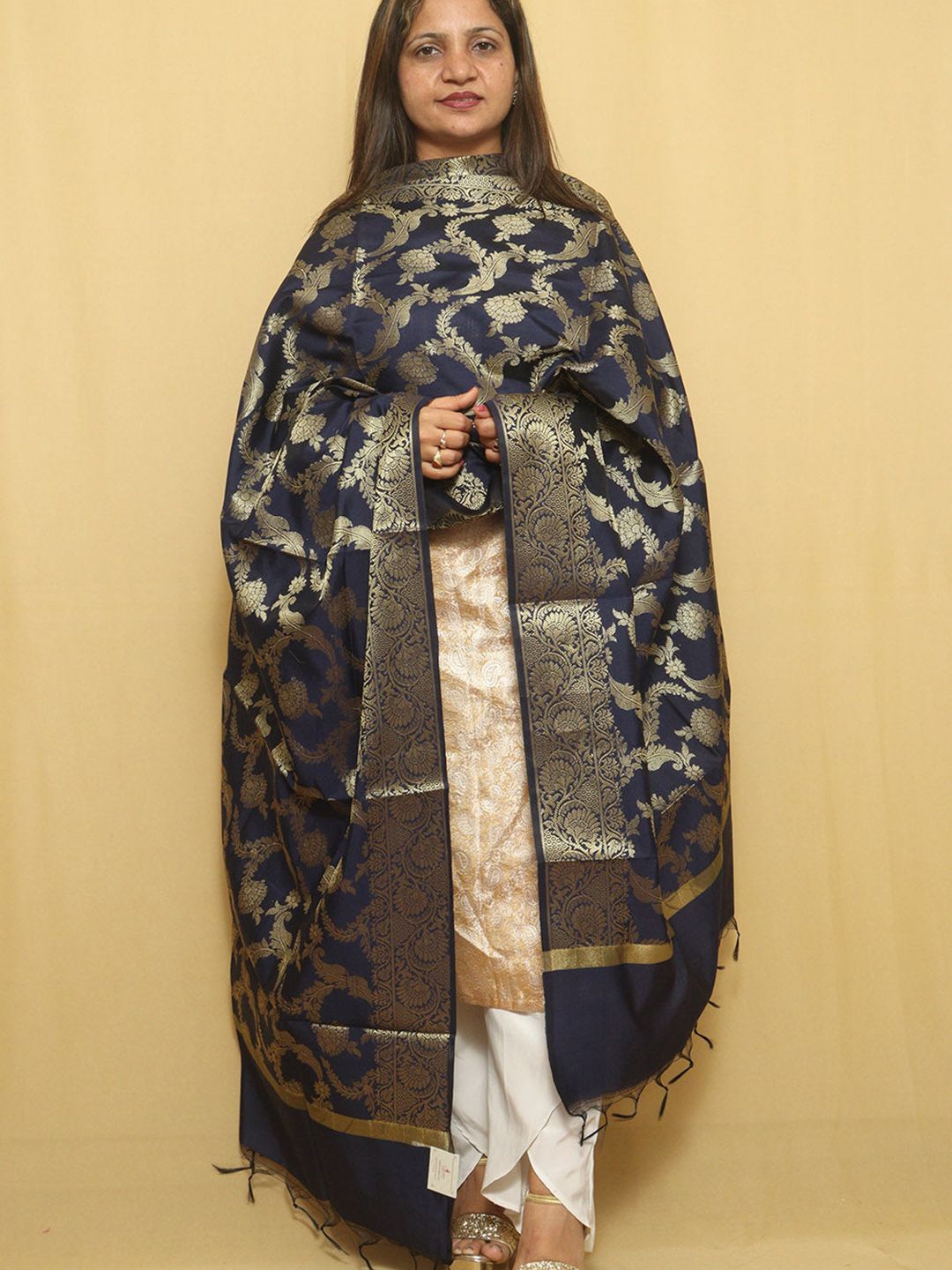

Luxurionworld Floral Woven Design Zari Silk Dupatta, Blue