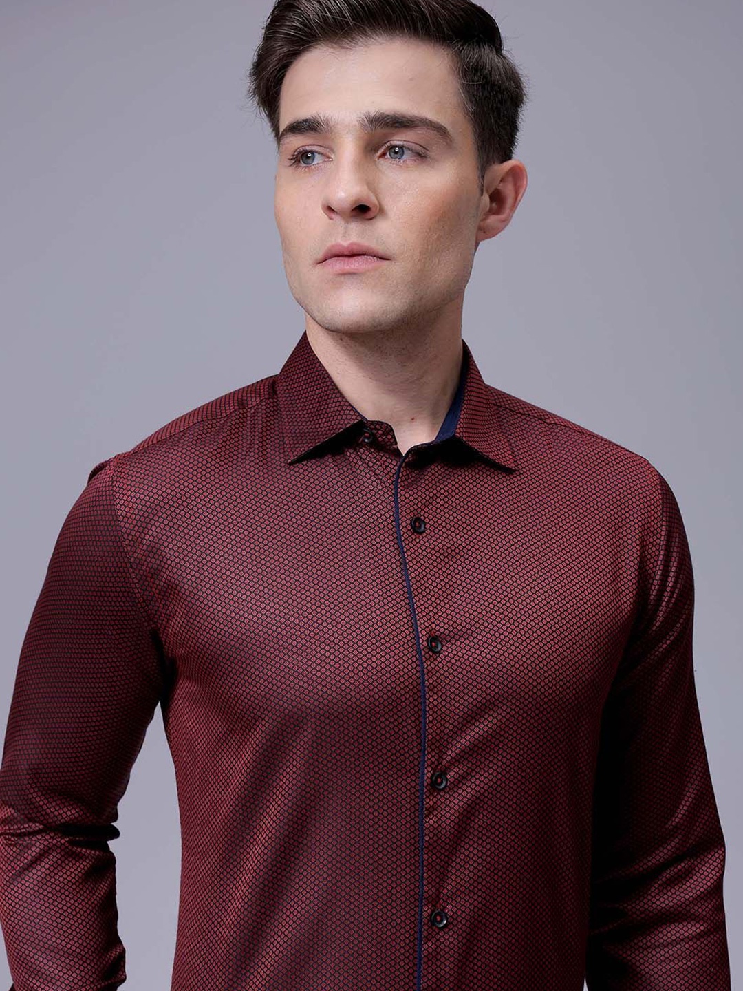 

The Indian Garage Co. X Luxe Men Slim Fit Cutaway Collar Micro Ditsy Printed Formal Shirt, Maroon