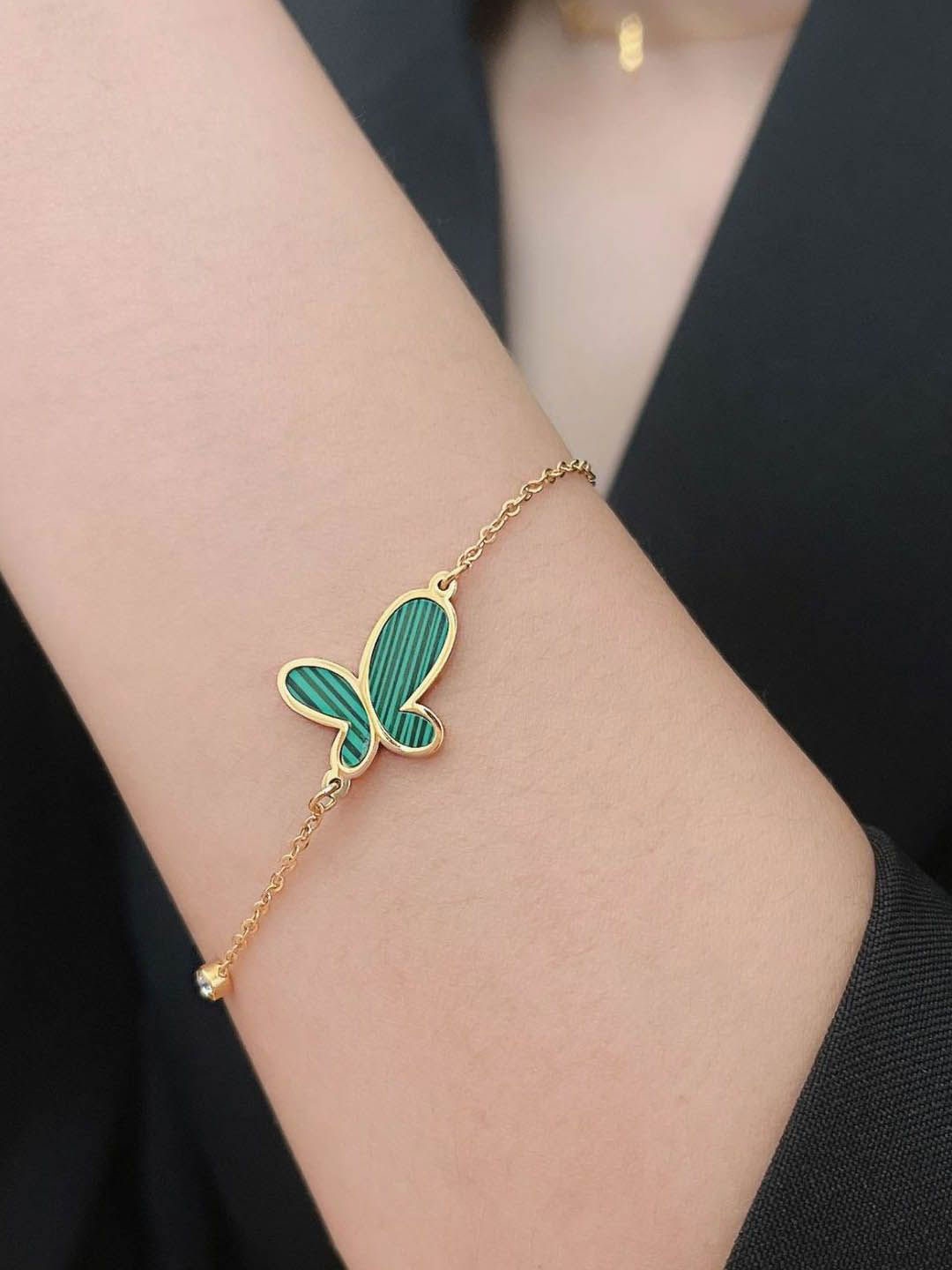 

StyleCast Gold-Toned Elegant Stone Studded Butterfly Shaped Link Bracelet