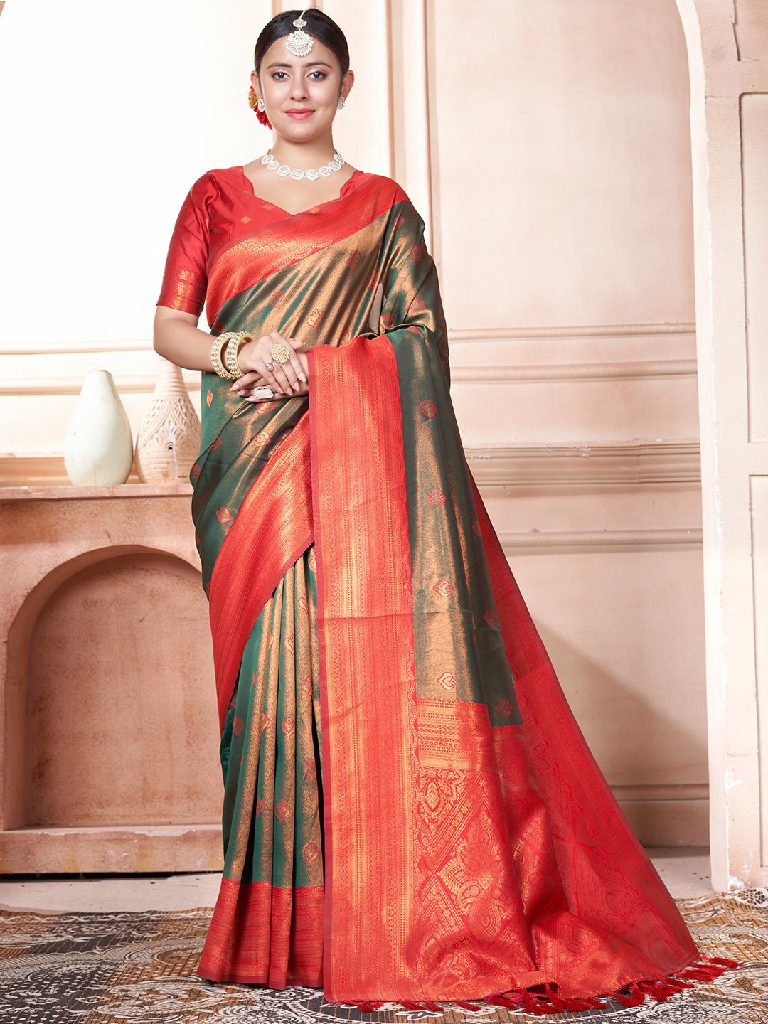 

Panzora Ethnic Motifs Woven Design Zari Kanjeevaram Saree, Green
