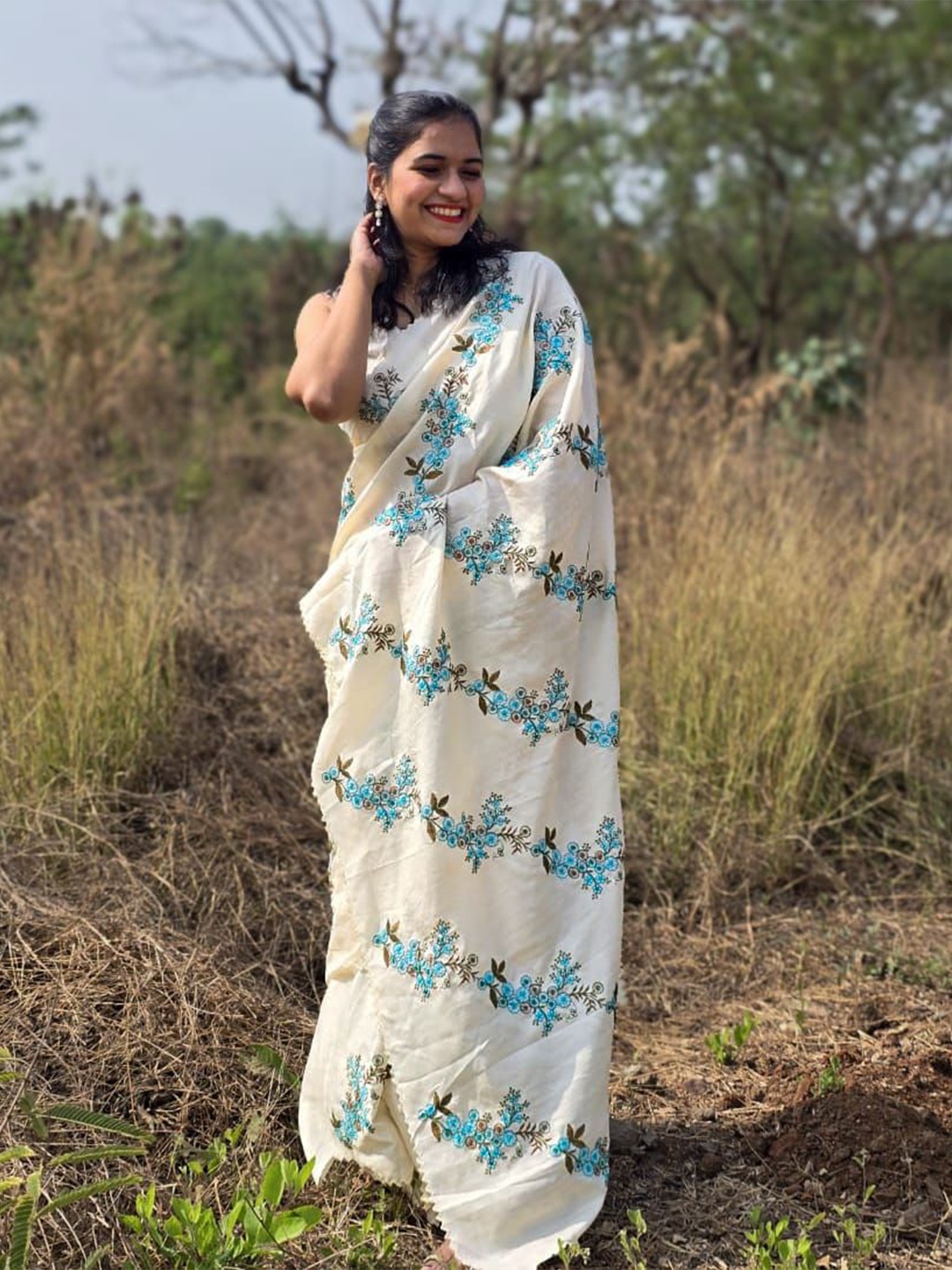 

Apaapi Threads of glory Floral Embroidered Saree, Off white