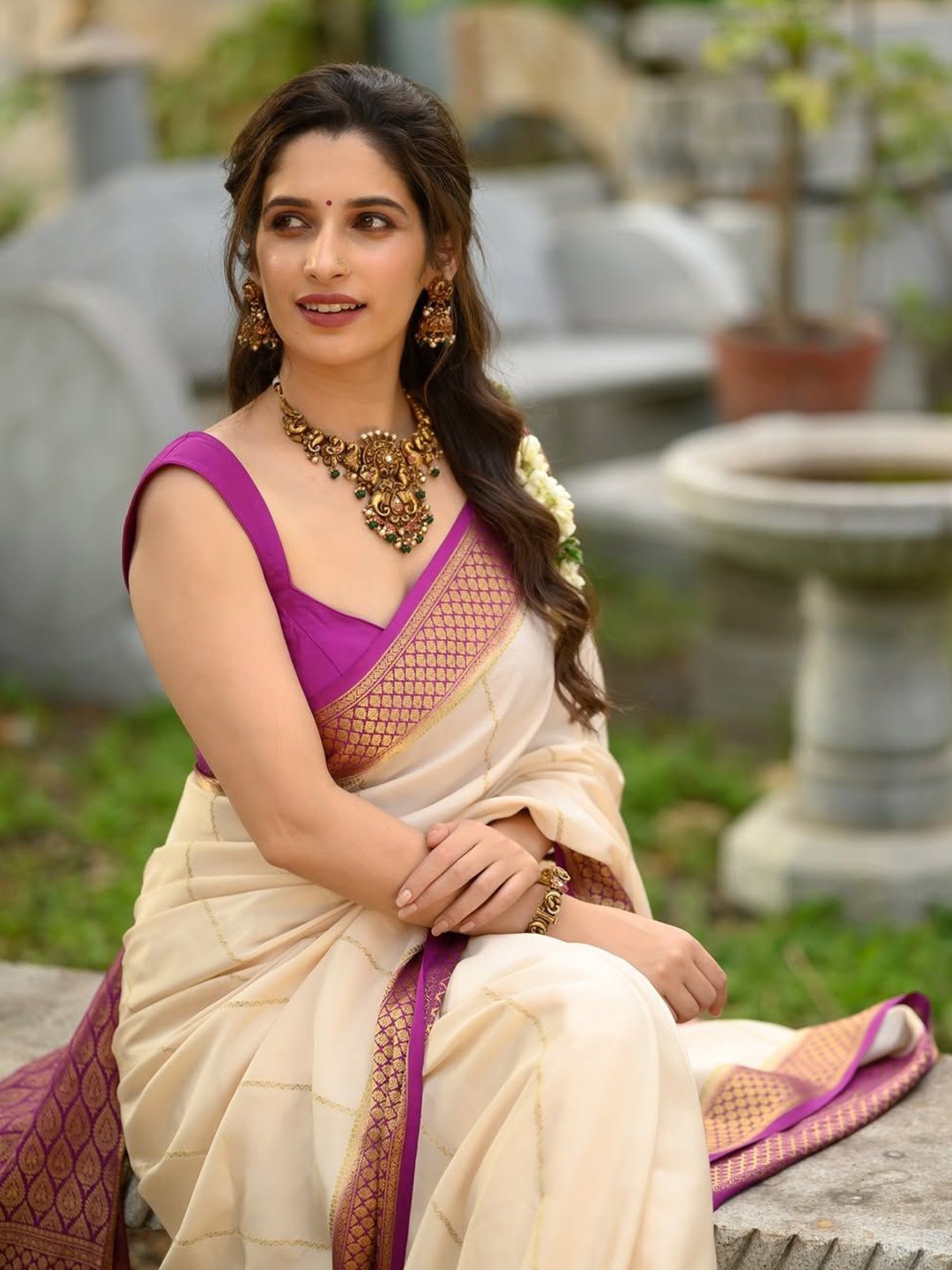 

ZIKARAA Woven Design Striped Zari Pure Silk Kanjeevaram Saree, Cream