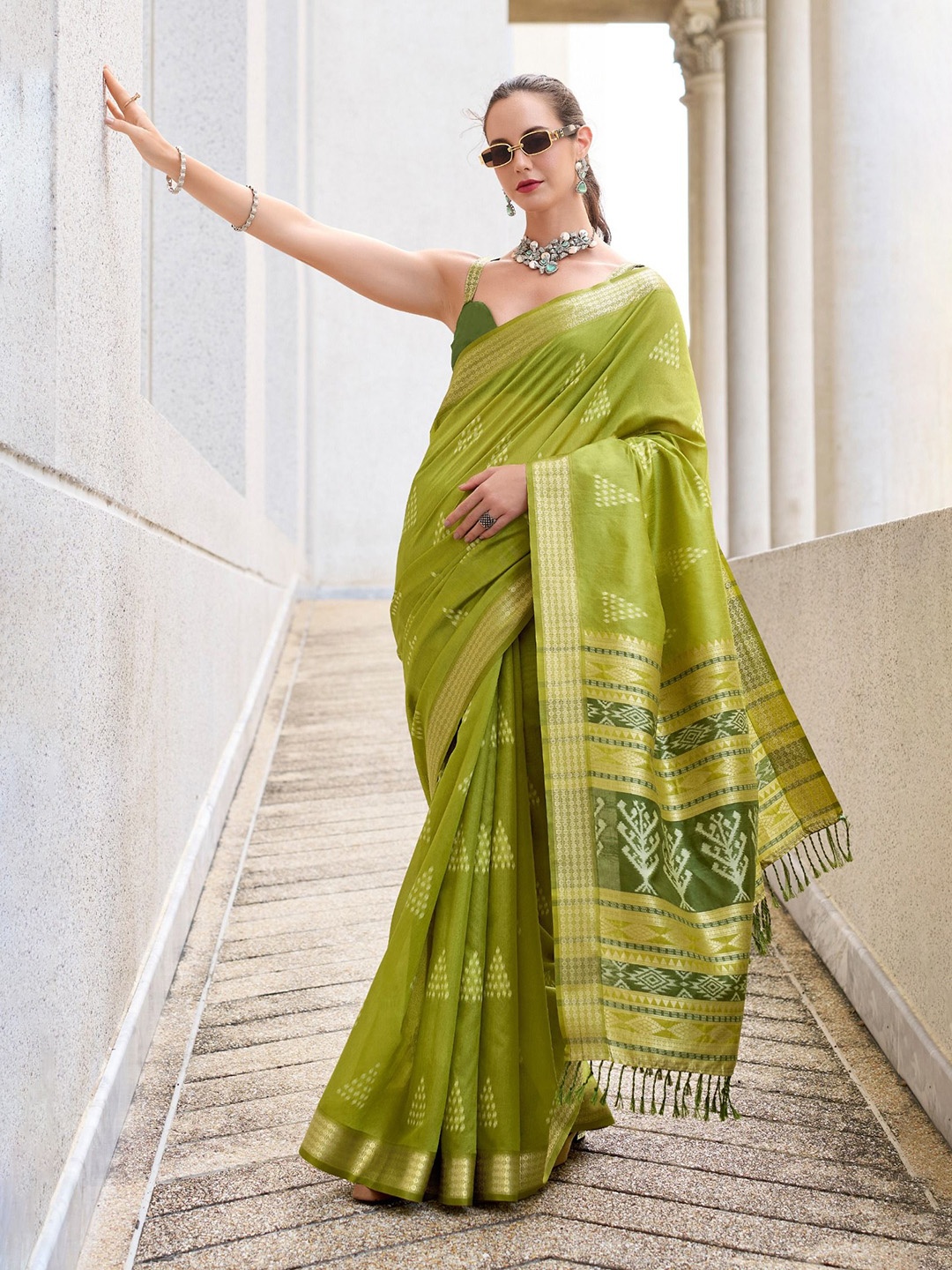 

MySilkLove Ethnic Motifs Woven Design Zari Banarasi Saree, Green